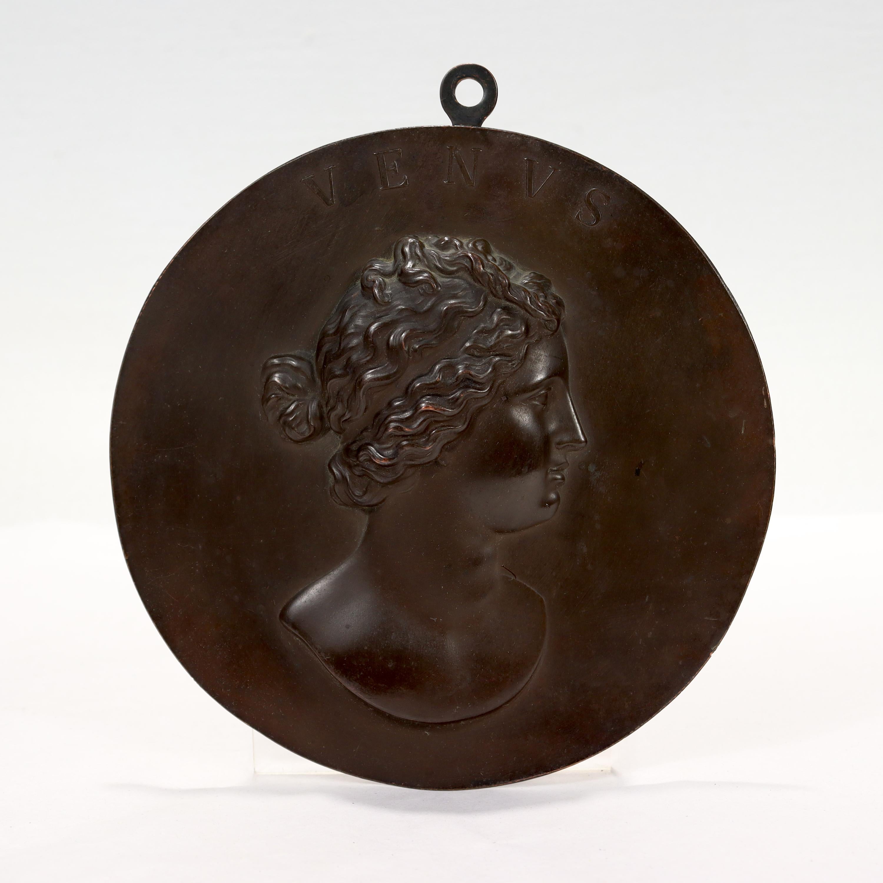 An antique roundel.

In bronzed copper and fixed with an integral bail for hanging on the wall.

Depicting Venus De Milo in profile. 

Simply a wonderful Grand Tour souvenir!

Date:
Late 19th Century

Overall Condition:
It is in overall