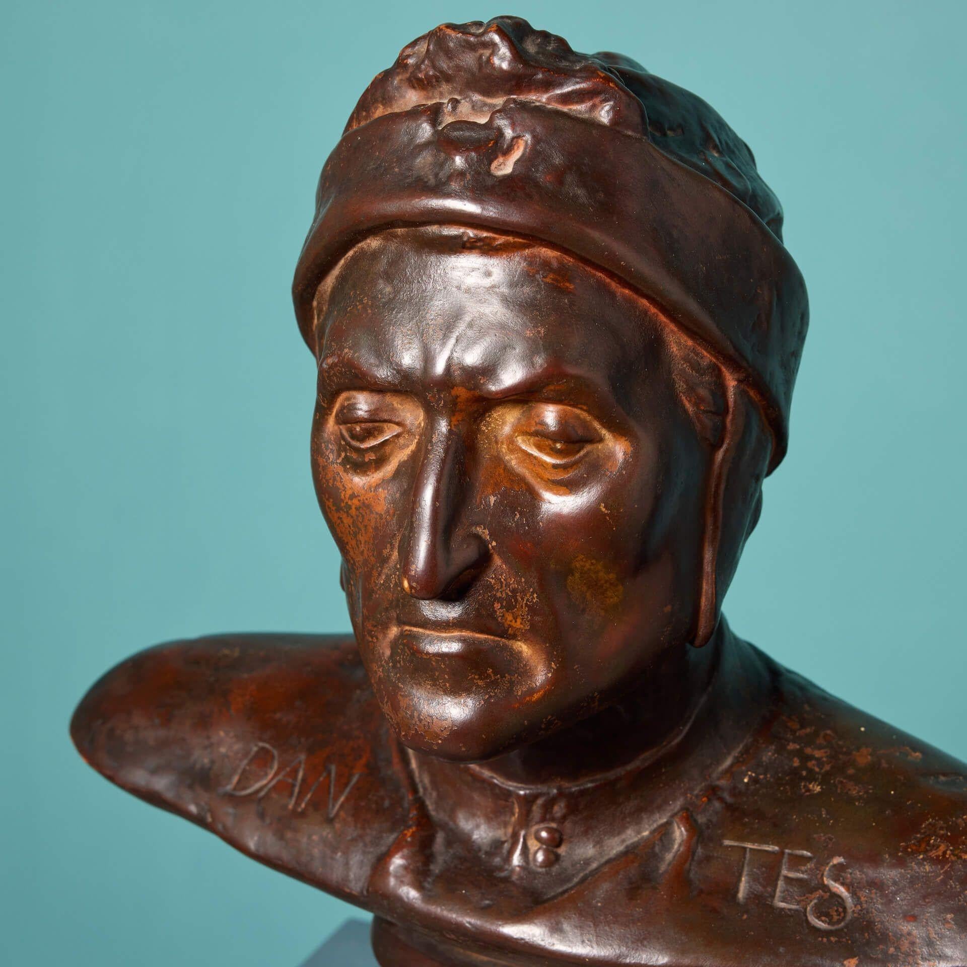 Italiano Antico busto in terracotta bronzata di Dante in vendita
