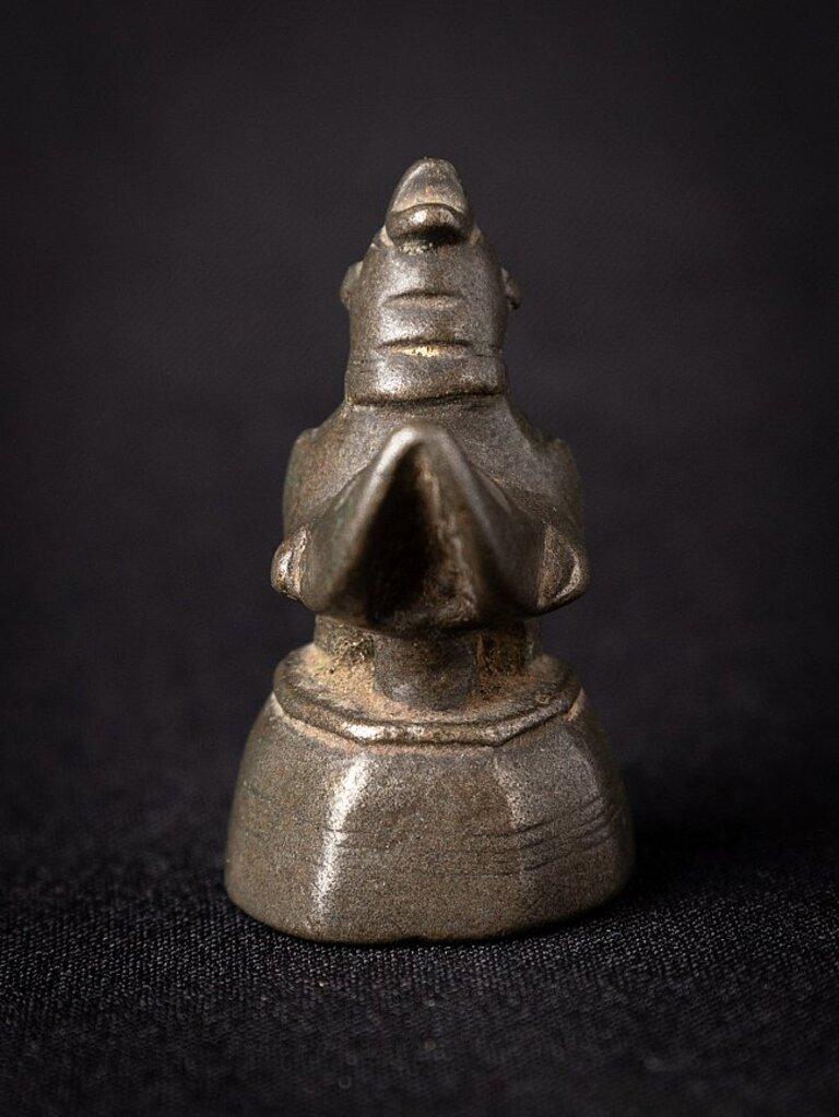 Material: bronze
Measures: 5,2 cm high 
3 cm wide and 4,2 cm deep
Weight: 0.156 kgs
Originating from Burma
18th century.
 