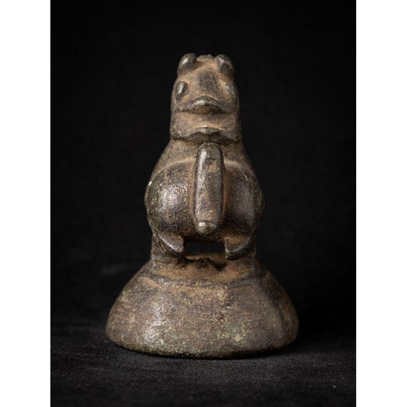 Material: bronze
6,2 cm high 
4,2 cm wide and 4,9 cm deep
Weight: 0.307 kgs
Originating from Burma
18th century.

