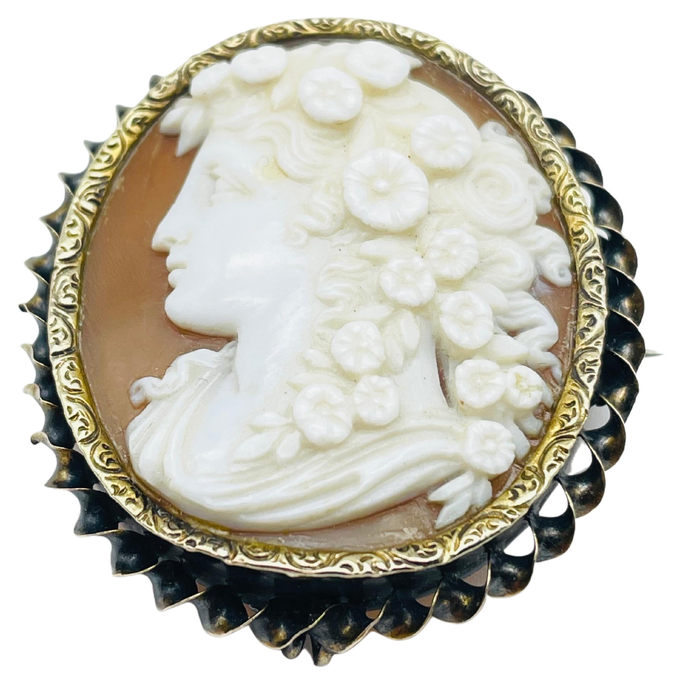 Antique brooch cameo 14 K gold. For Sale