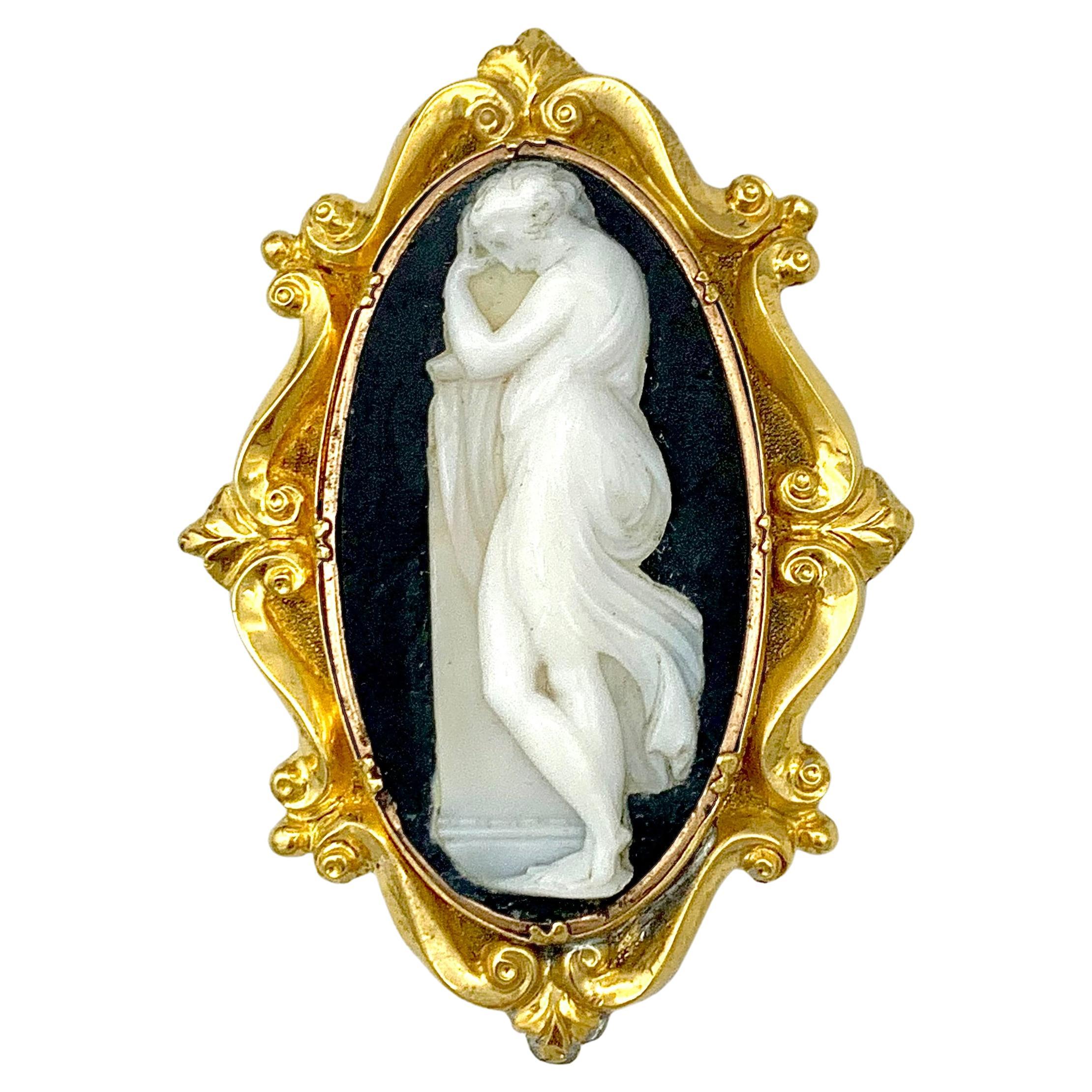 Broche ancienne représentant une femme en sarde blanche camée de style ancien sur basalte 