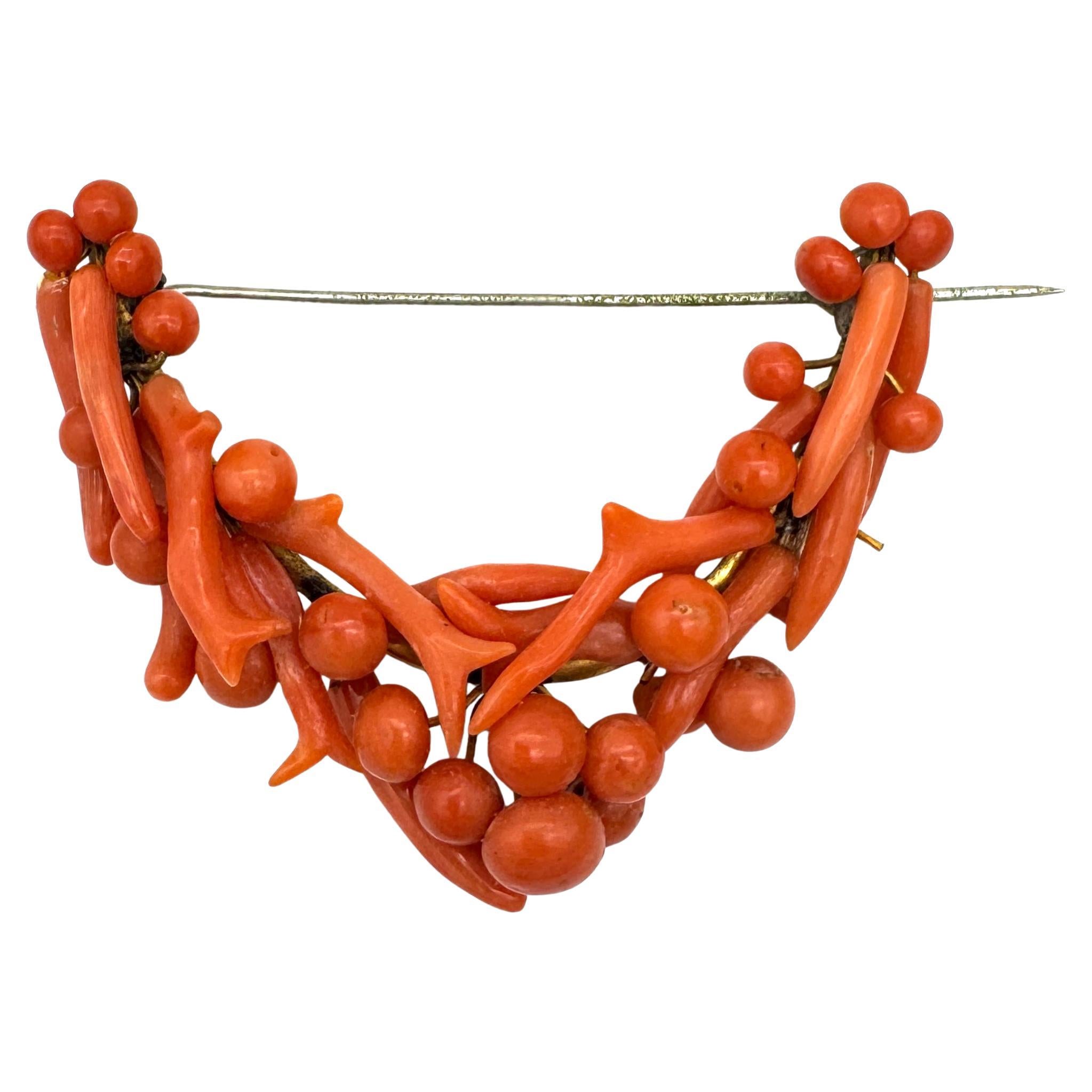 Spilla antica a forma di corona di fiori e ramoscelli di Corallium Rubrum