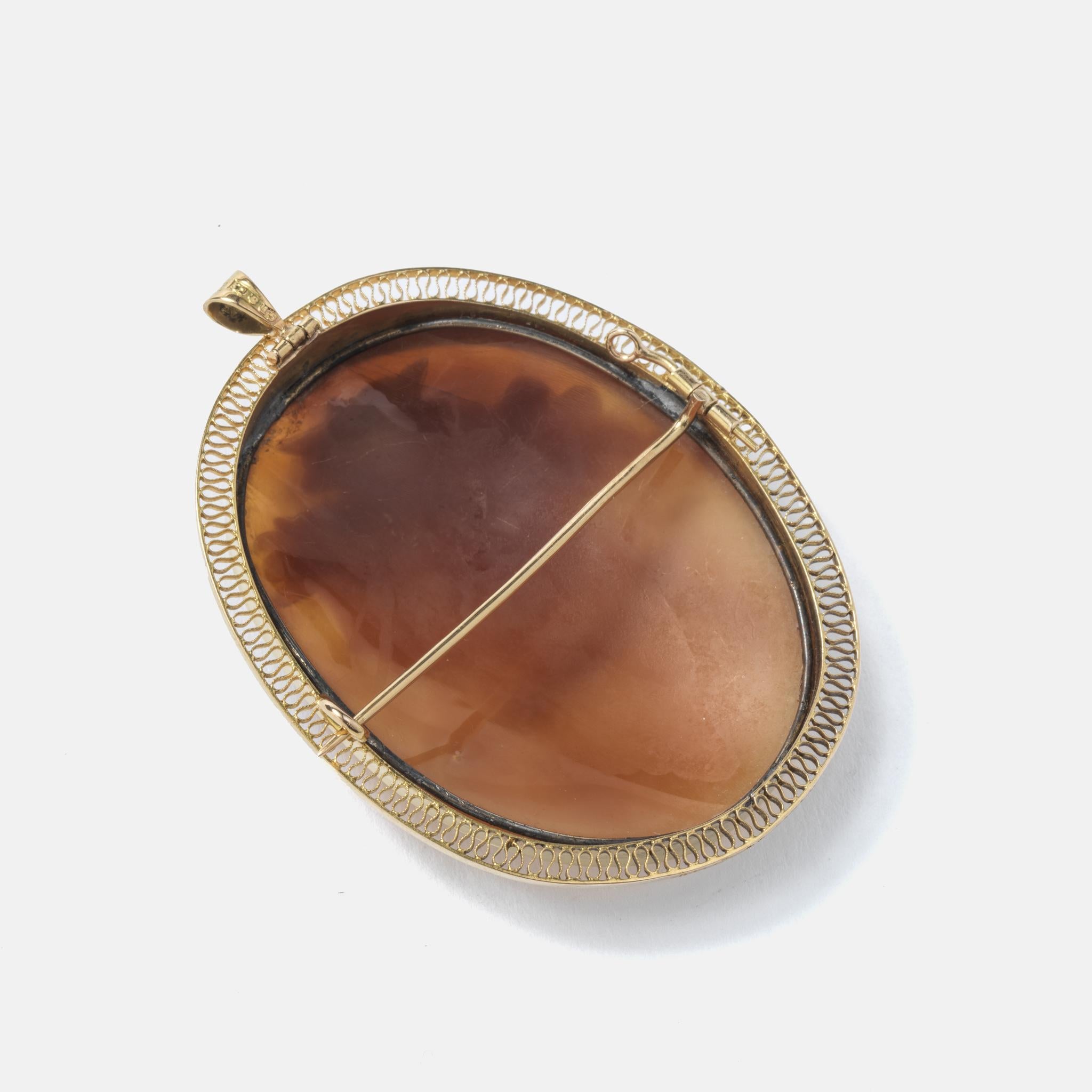 Women's or Men's Antique brooch/pendant. 18k gold with a shell cameo made 1919 in Sweden For Sale