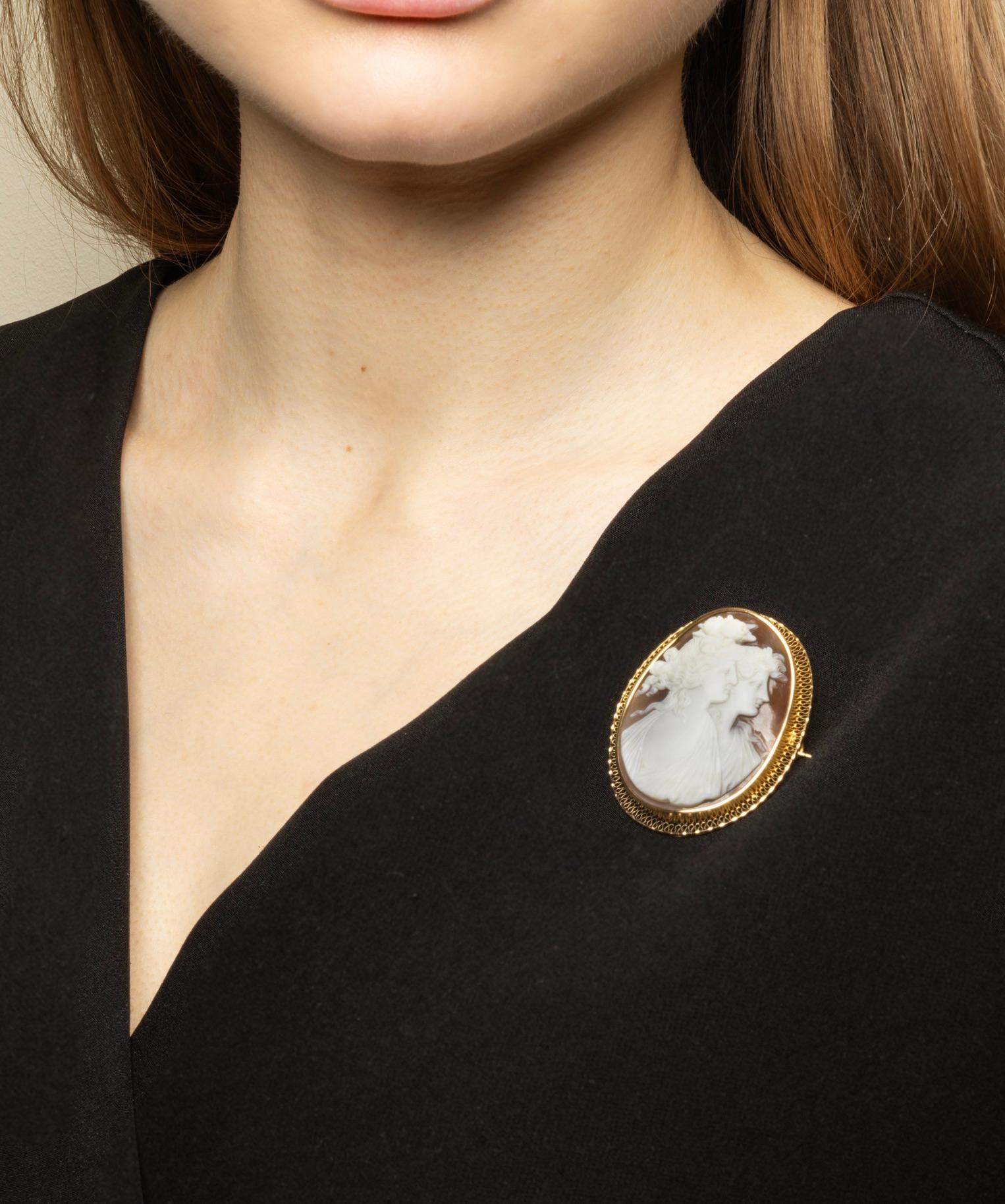 Antique brooch/pendant. 18k gold with a shell cameo made 1919 in Sweden For Sale 2