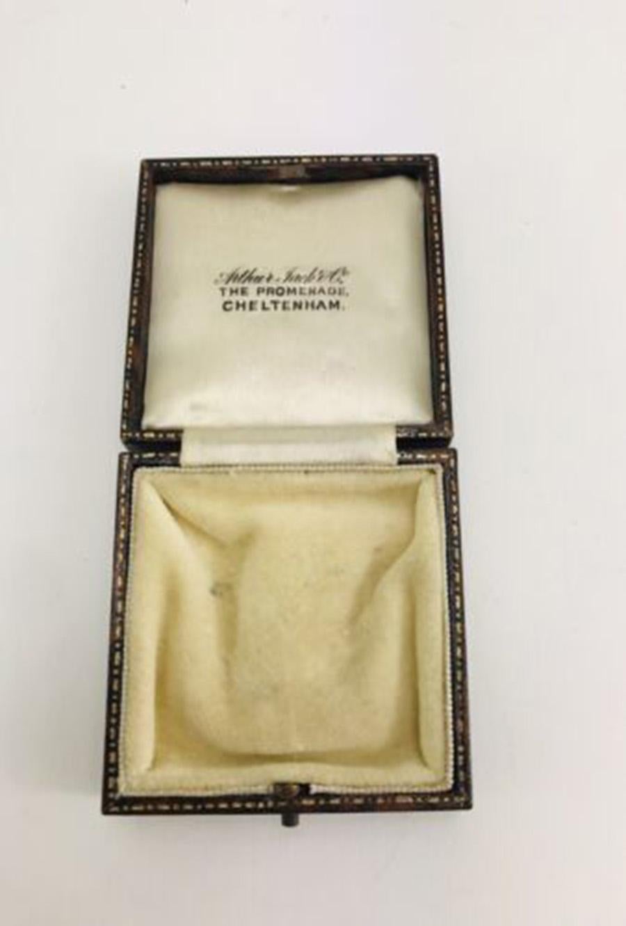 Antique Brooch/ Pin Box By Arthur Jack And Co, The Promenade, Cheltenham
Dimensions: Length 6.5cm x width 6.5cm x high 2cm
Condition: General used, has some surface wear and scratches. Otherwise good overall condition.

Please see the pictures.