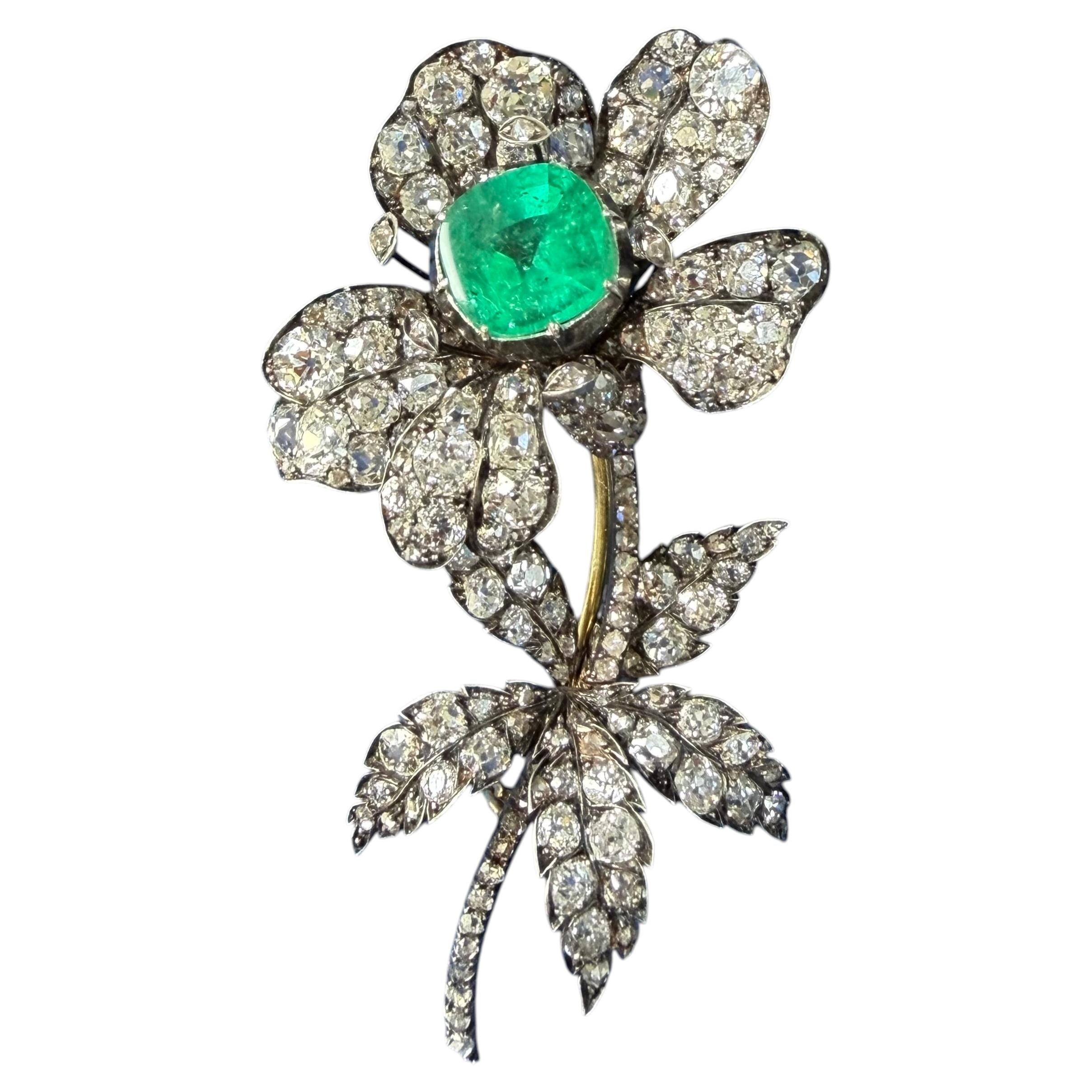 Antique Brooch with Emerald and Diamond in 18K Gold and Silver. For Sale