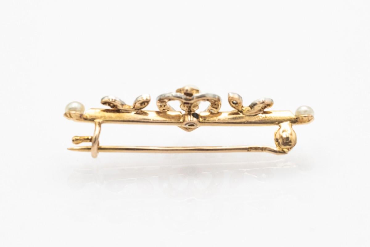 Broche antiguo de oro amarillo de 18 quilates engastado con diamantes talla rosa y perlas.

Muy buen estado, sin daños.

Elegante broche, regalo perfecto para una conocedora de la joyería antigua.

Peso: 2.2 g

Longitud: 33 mm