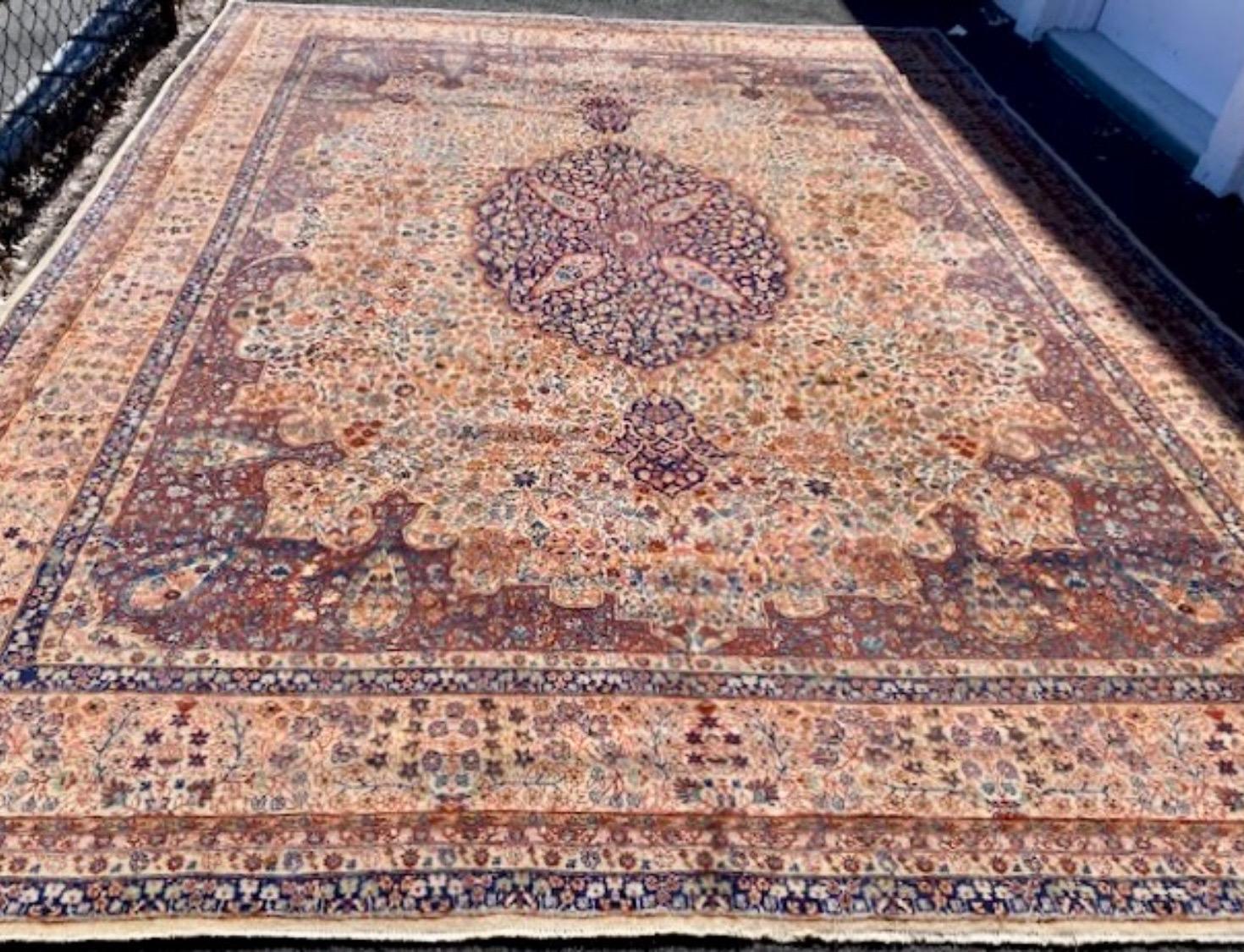 Sivas est une ville du centre-nord de la Turquie, qui est un important site de production de tapis turcs basés sur des motifs persans. Souvent finement tissés, les tapis de Sivas sont très appréciés et comptent parmi les tapis les mieux fabriqués et