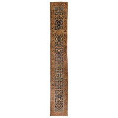 Antiker geometrischer persischer Heriz-Läufer in Marineblau, lang und schmal, 2,9 x 18,4 Fuß.