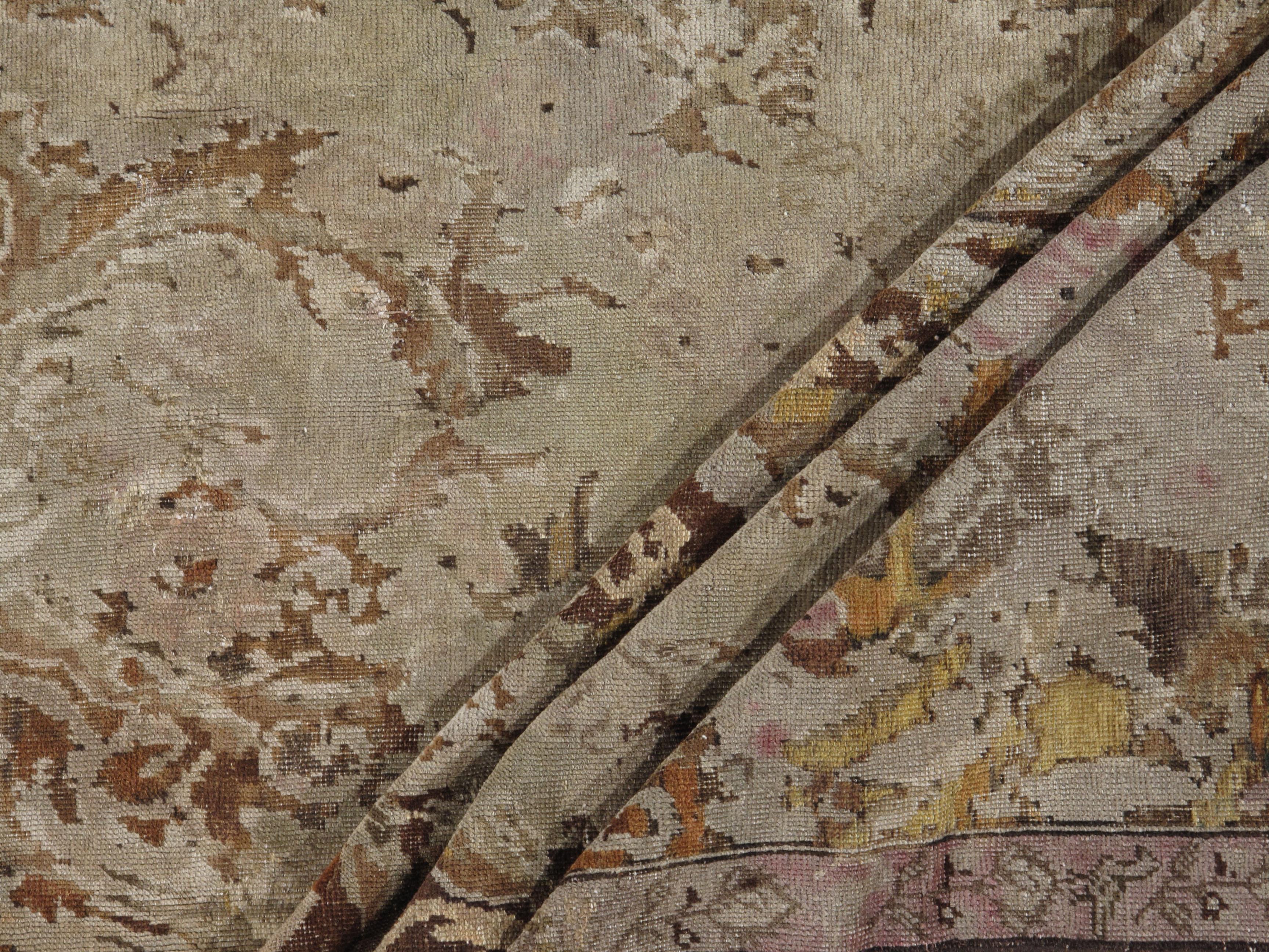 4'9 X 15'4. De l'autre côté de la rivière Aras, de l'autre côté de Karajeh, se trouve la région arménienne caucasienne du Karabagh (Black Garden), qui a tissé des tapis de dispersion, des chemins de table et des tapis de galerie à partir du XVIIe