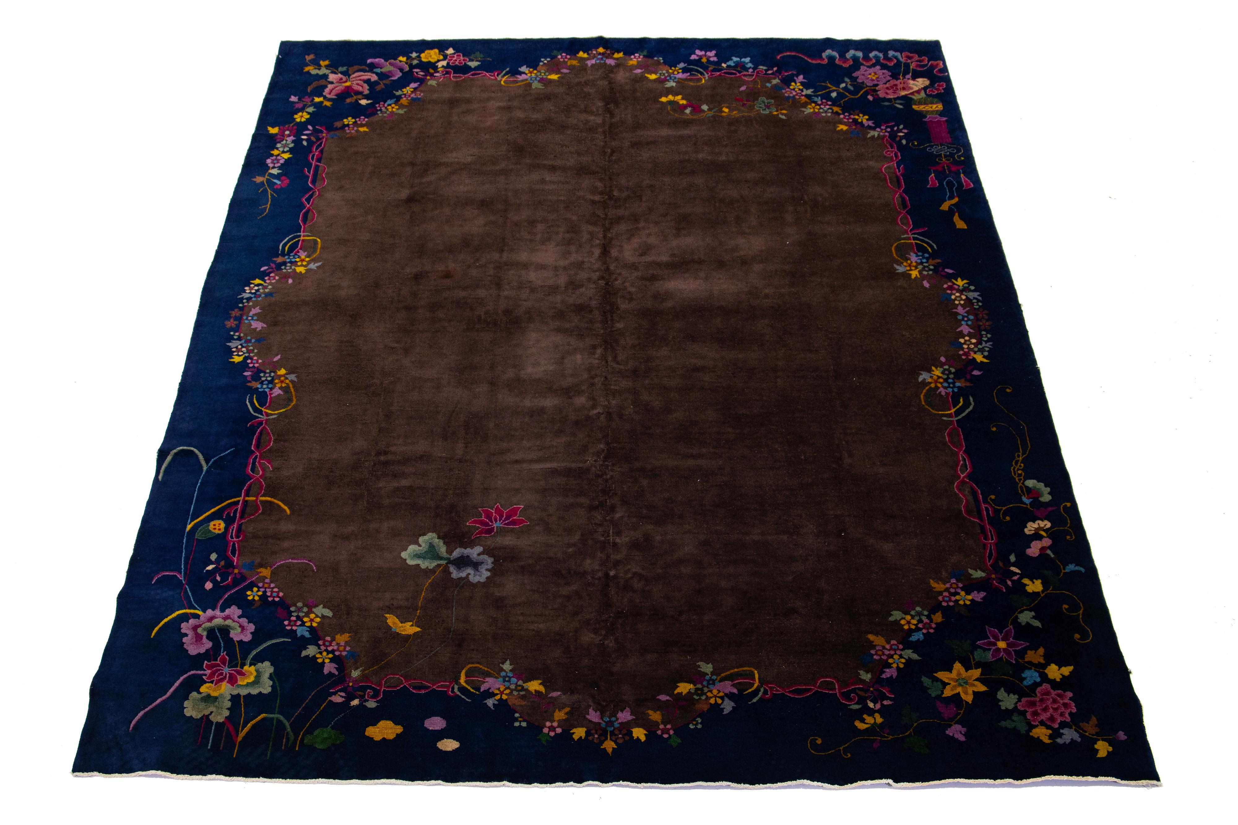 Schöner antiker chinesischer Art-Déco-Teppich, handgeknüpfte Wolle mit braunem Feld. Dieser Teppich hat einen marineblauen Rahmen und mehrfarbige Akzente in einem klassischen chinesischen Blumenmuster, das sich über den ganzen Teppich