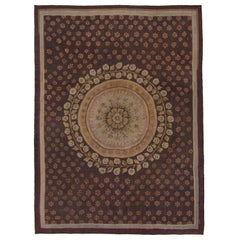 Tapis d'Aubusson français ancien de couleur Brown, médaillon central