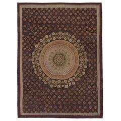 Tapis d'Aubusson français ancien de couleur Brown, médaillon central