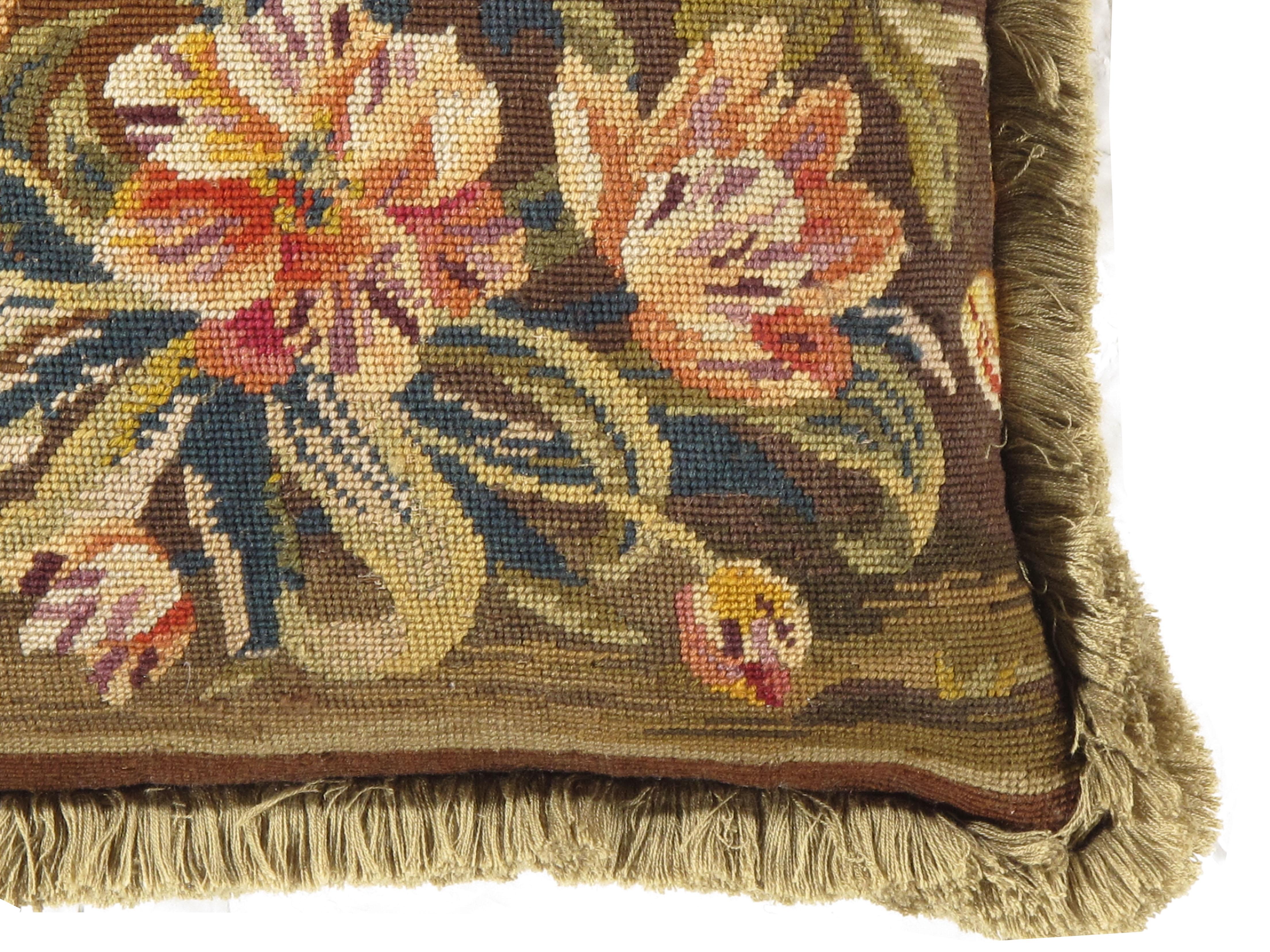 1'6 x 1'8. Ein antikes französisches Kissen mit Nadelspitze. Die florale Stickerei ist antik, das Kissen und die Unterlage sind neu Farben: braun/grün/lila/rosa.