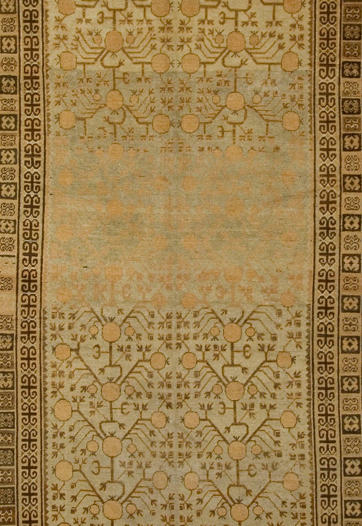 Tessuto a mano Tappeto marrone antico Khotan Samarcanda (a) Gallery 6'2 x 13'4 in vendita