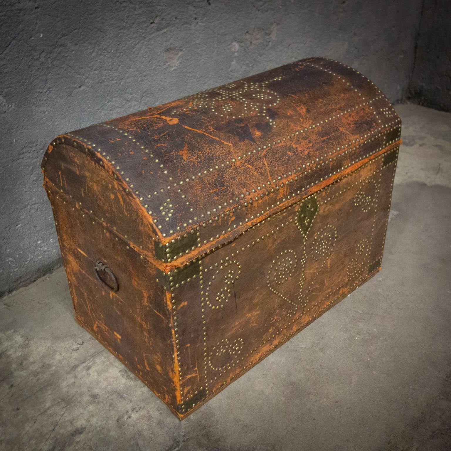 What a beauty! When we came across this authentic leather wedding box, he had to come along. The case is approximately 200 years old, it is made of leather to keep it watertight. This chest is beautifully decorated with a big heart at the front. The
