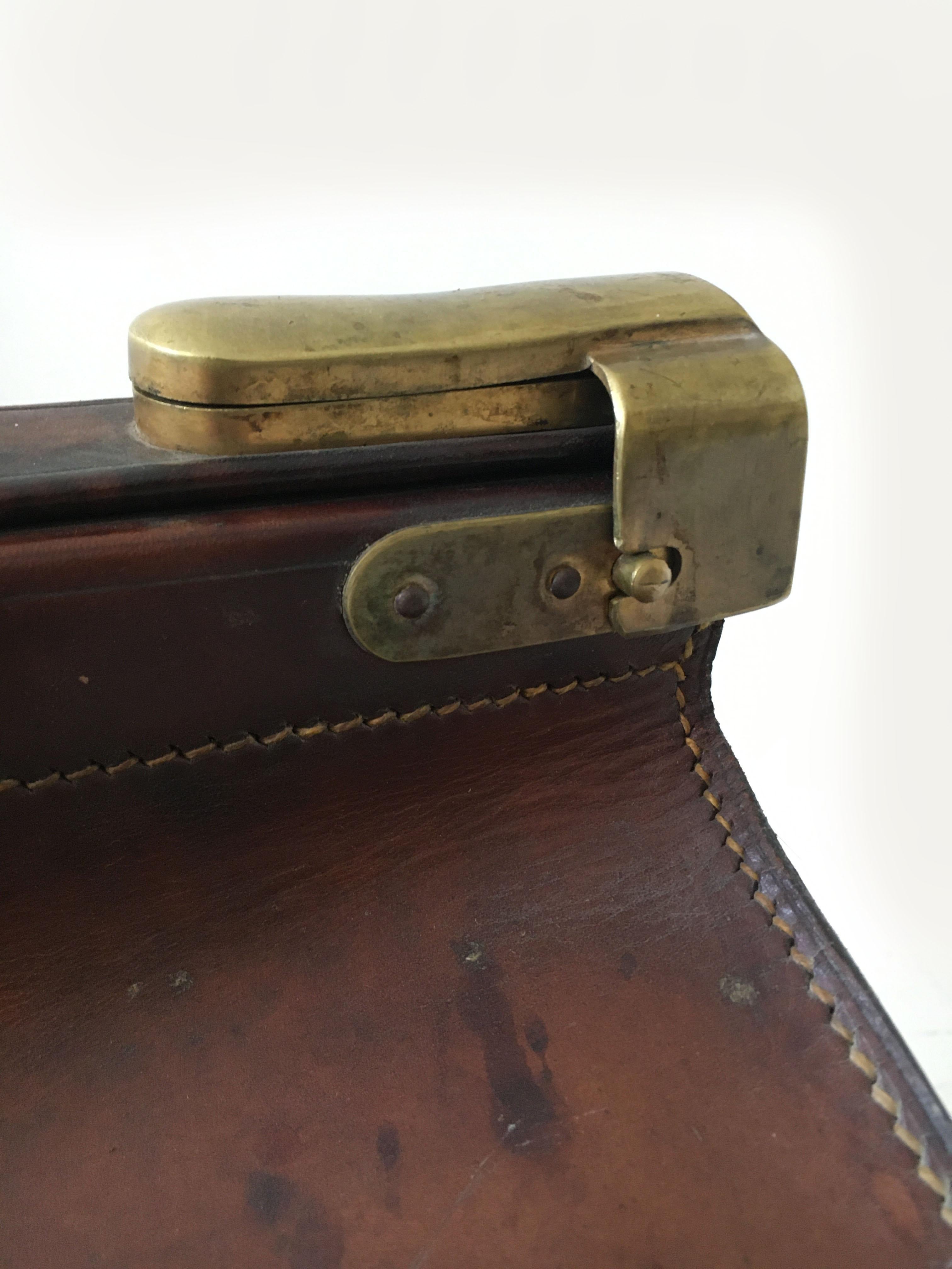 Début du 20ème siècle Ancienne mallette de médecin Gladstone en cuir brun:: France:: vers 1900