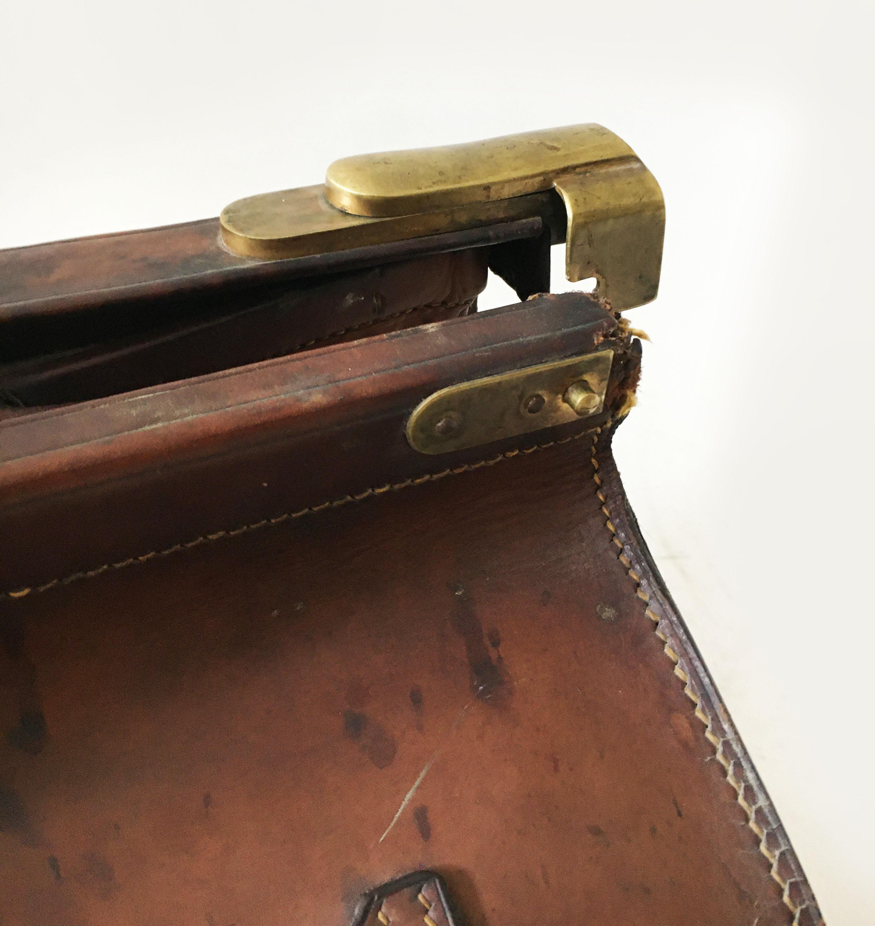 Laiton Ancienne mallette de médecin Gladstone en cuir brun:: France:: vers 1900