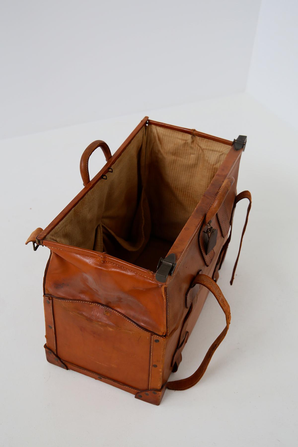 Italian Vintage Brown Leather Gladstone Doctors Bag For Sale 3