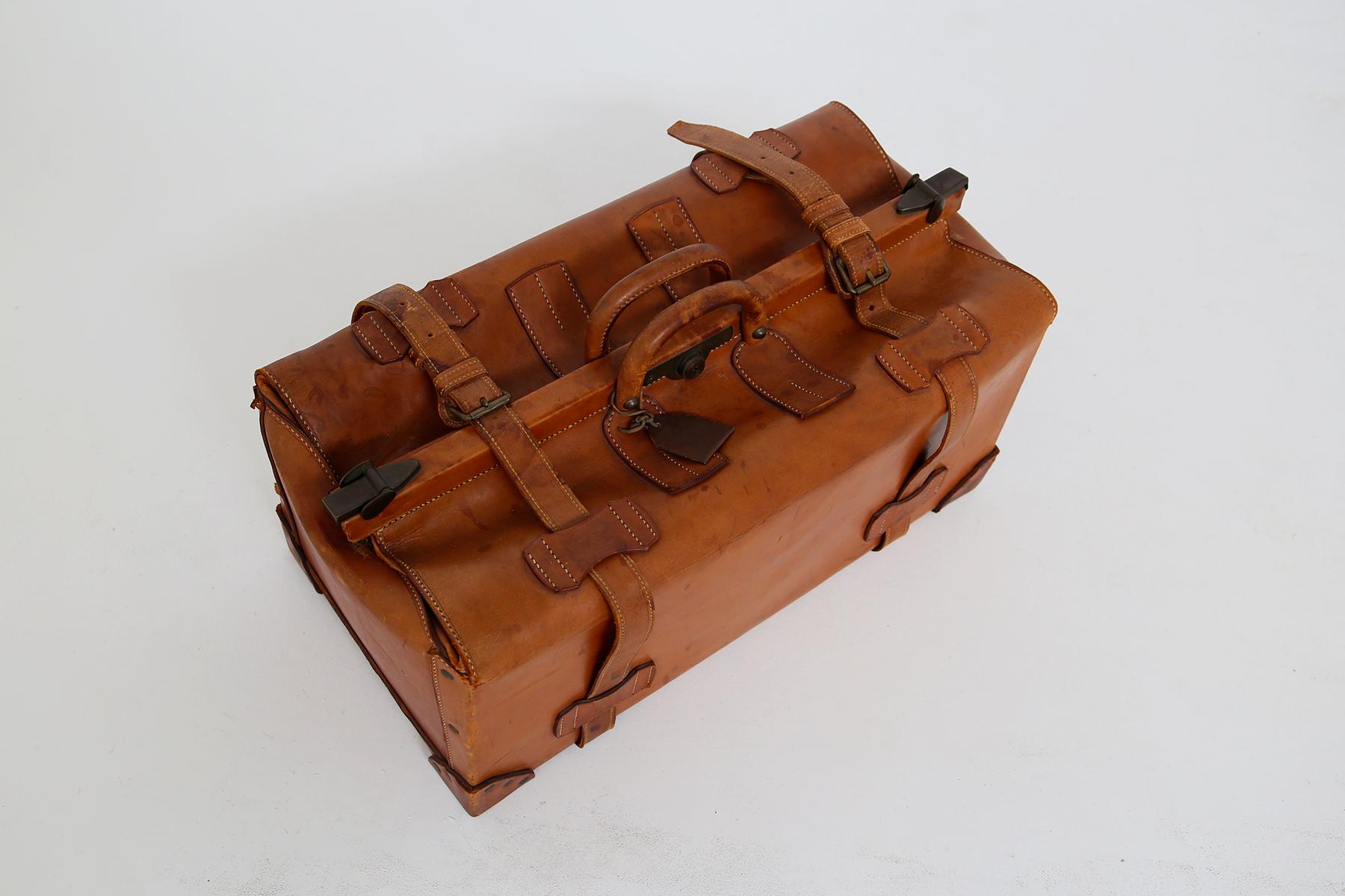 Women's or Men's Italian Vintage Brown Leather Gladstone Doctors Bag For Sale