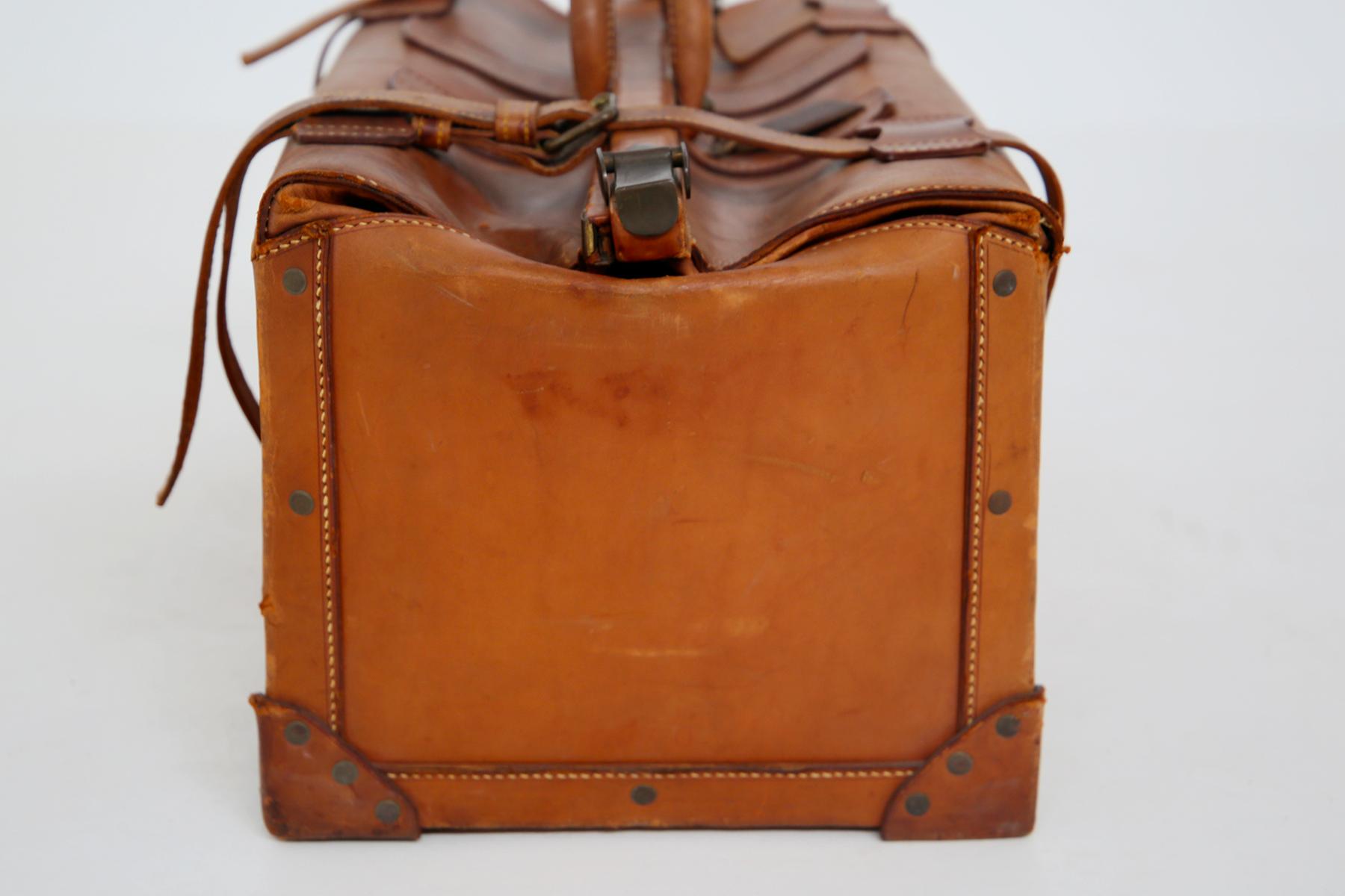 Italian Vintage Brown Leather Gladstone Doctors Bag For Sale 2