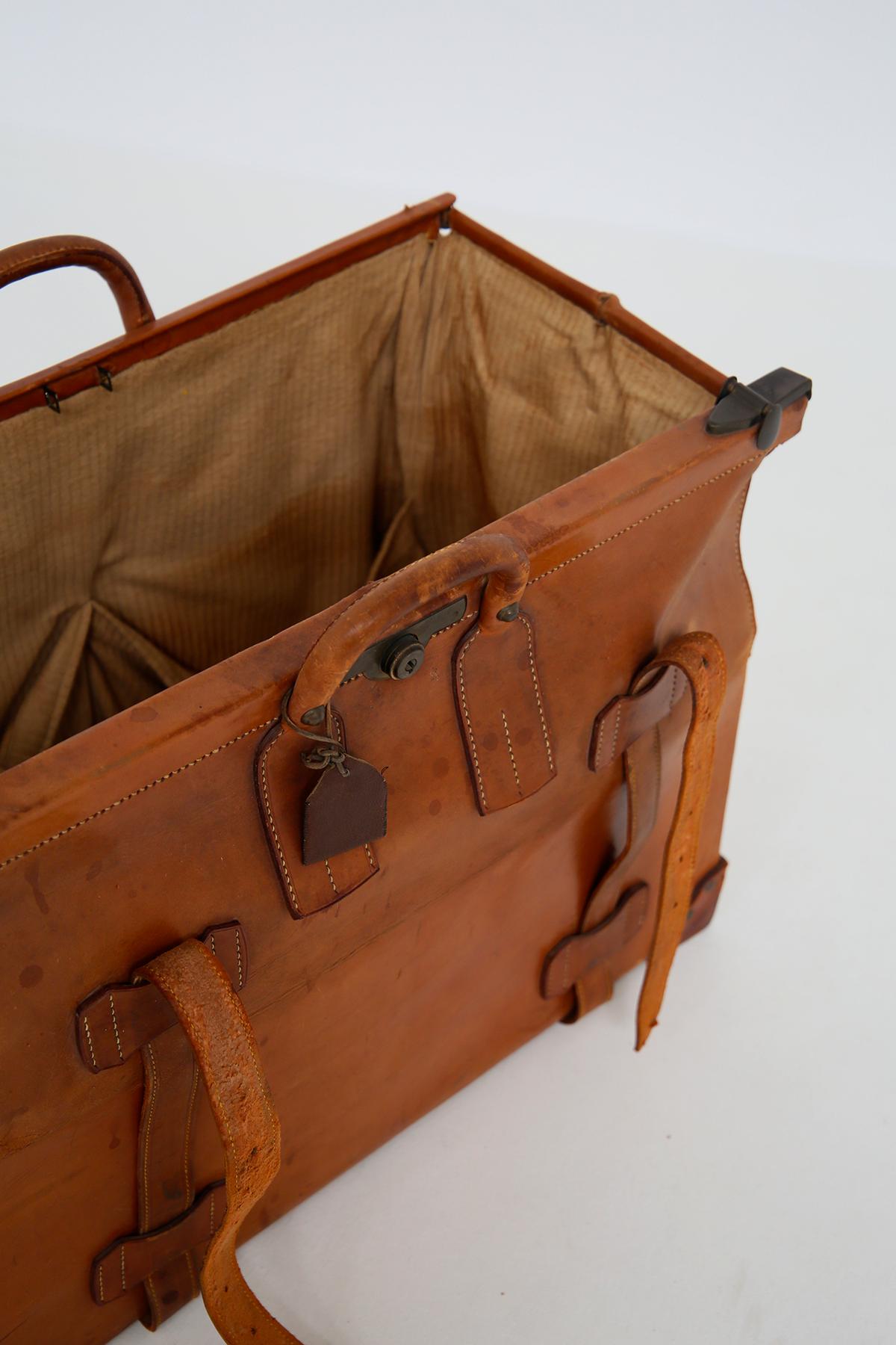 Antique brown leather Gladstone doctor bag vintage leather - Italy 1910 approx.  Gladstone Bag of the highest quality as the craftsmanship is really superb and can be described as being on par with LV. Thick leather coated on the outside, inner