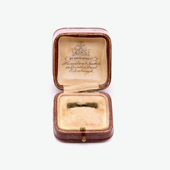 Écrin à bagues ancien en cuir marron, orné de motifs dorés, avec doublure en soie ivoire et velours crème