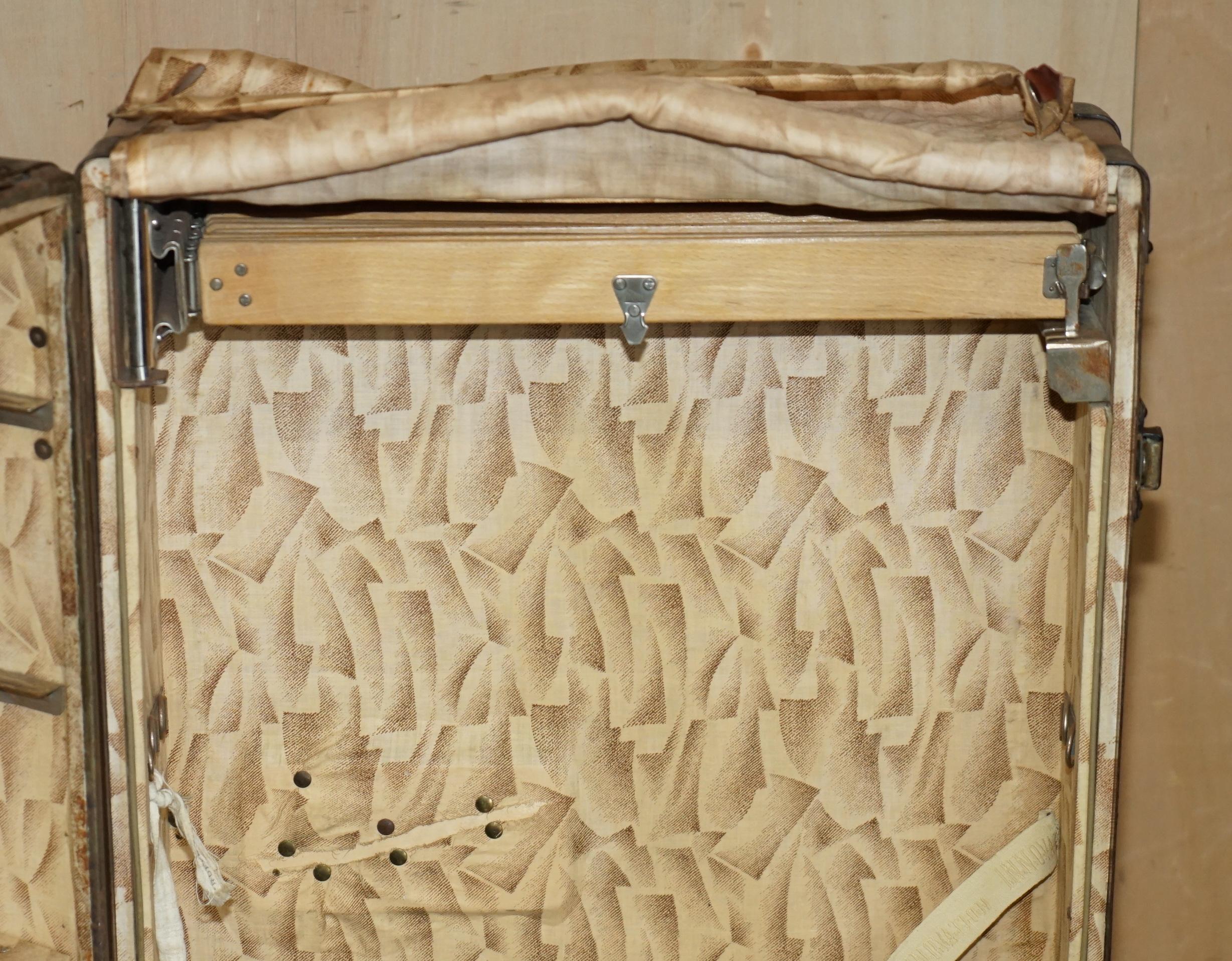 ANTiQUE BROWN LEATHER INNOVATION COMPANY WARDROBE STEAMER TRUNK COFFEE TABLE For Sale 2