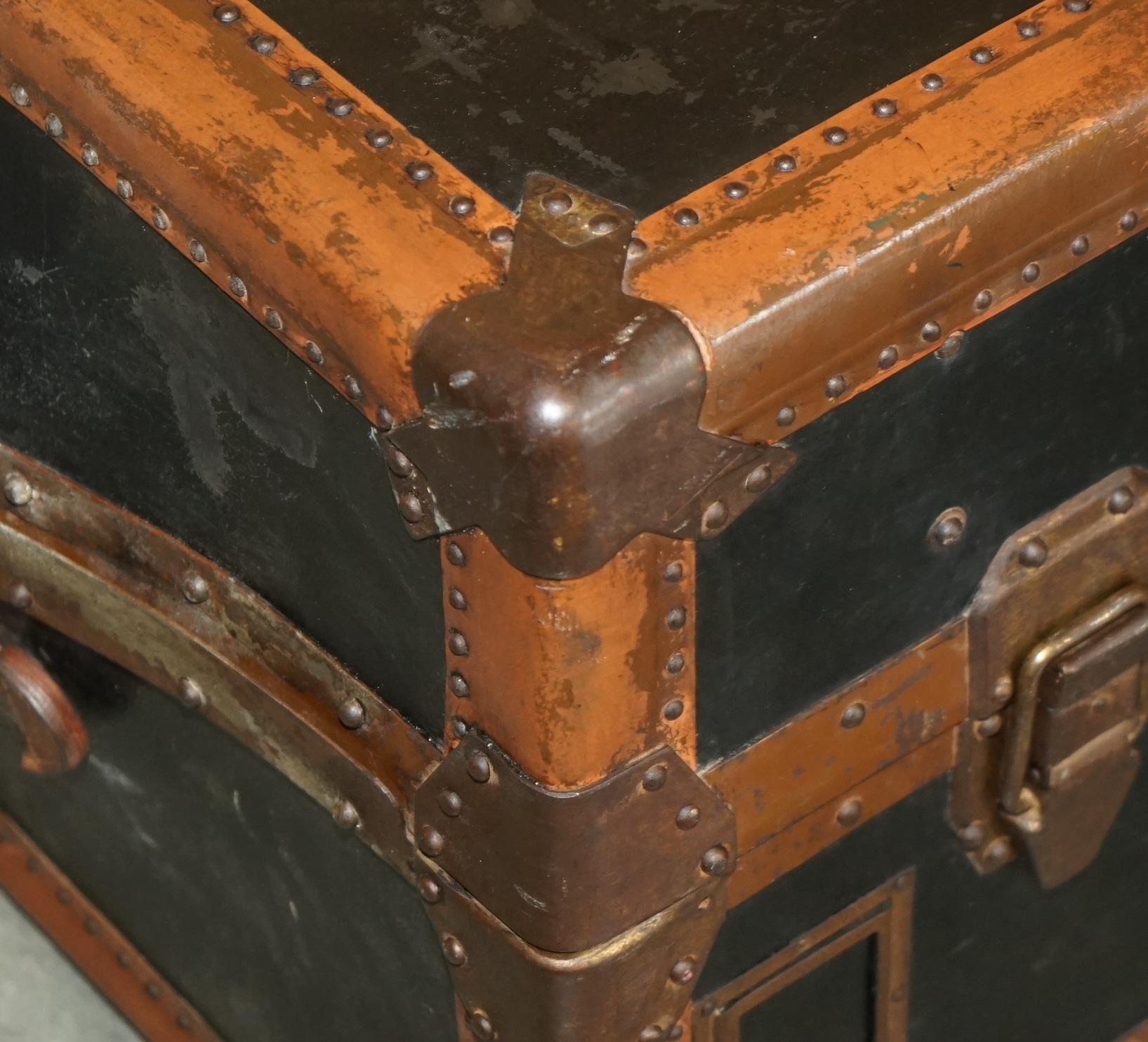 ANTiQUE BROWN LEATHER INNOVATION COMPANY WARDROBE STEAMER TRUNK COFFEE TABLE For Sale 11
