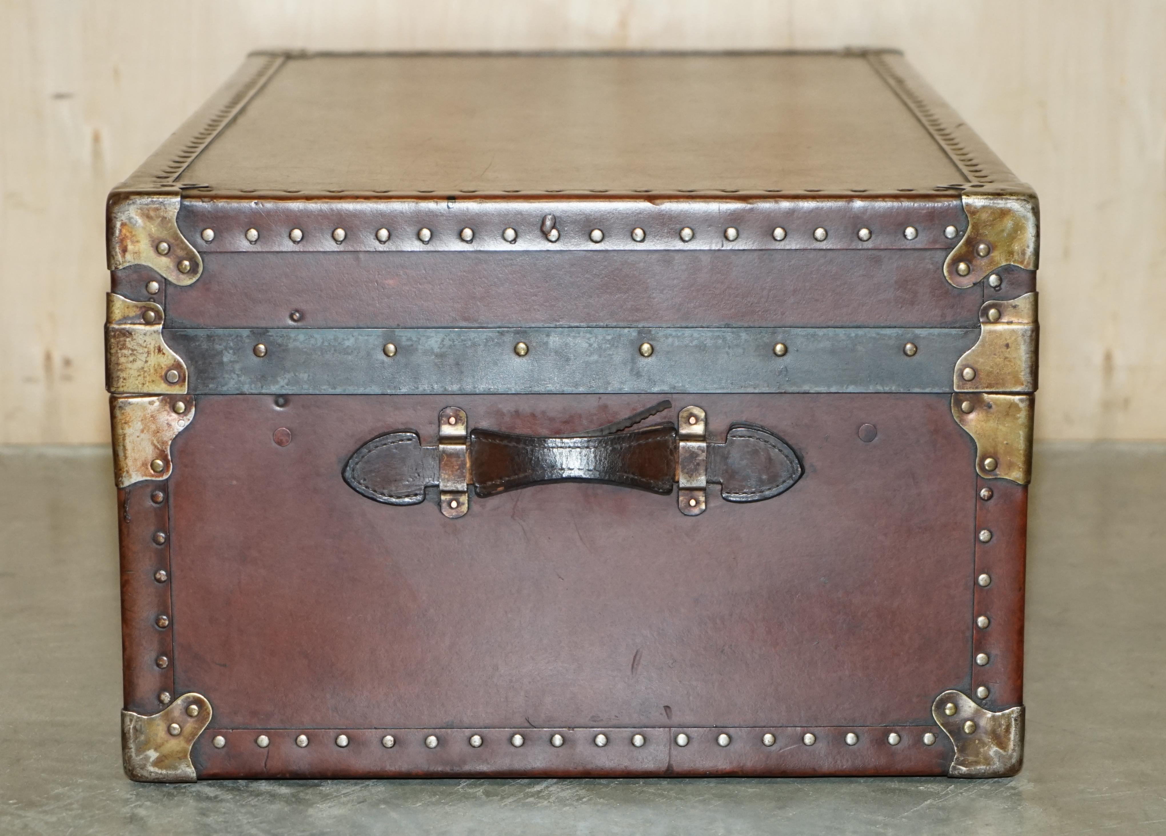ANTIQUE BROWN LEATHER STEAMER TRUNK COFFEE TABLE WiTH REMOVABLE INTERNAL SHELF For Sale 2
