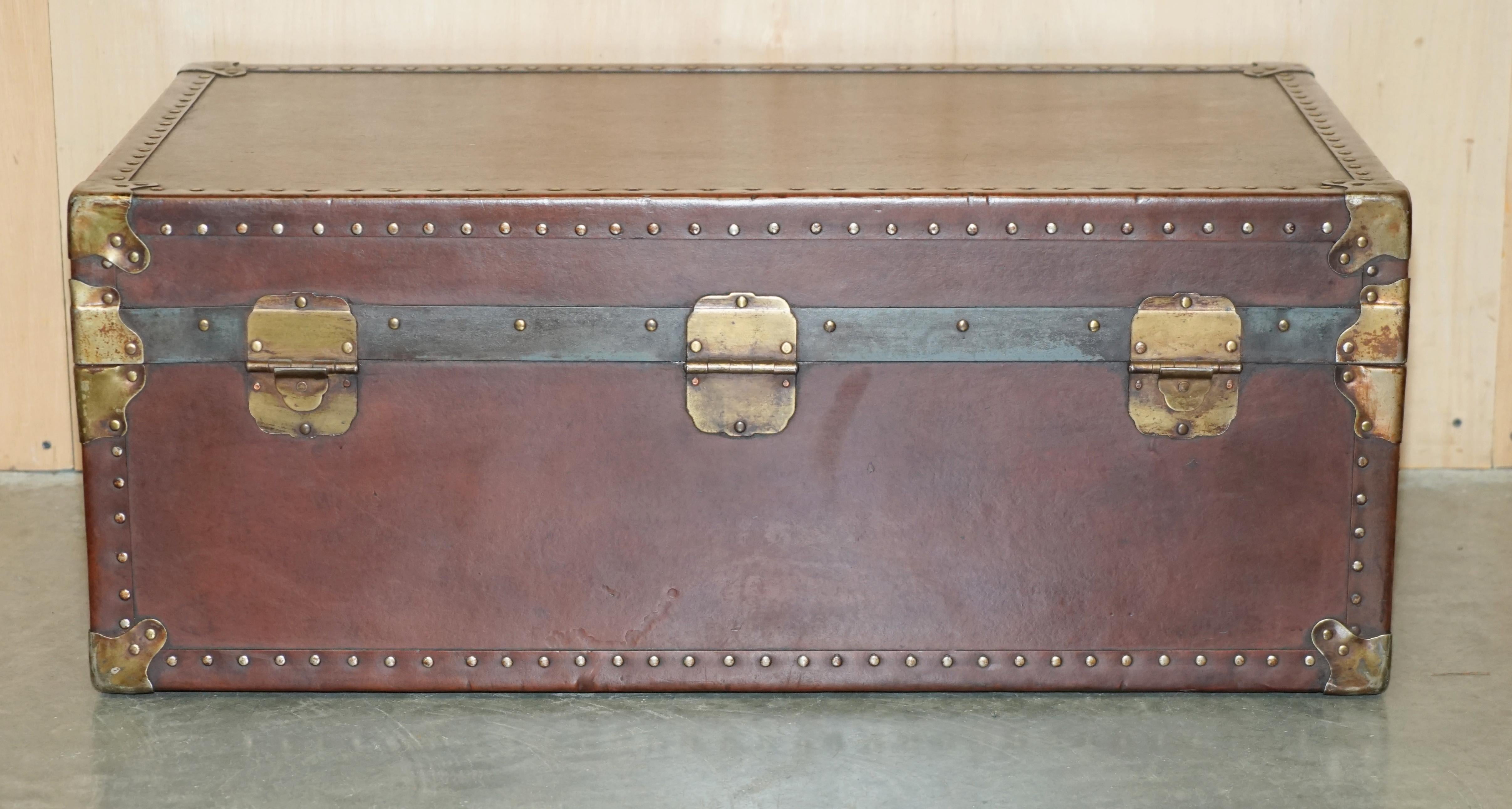 ANTIQUE BROWN LEATHER STEAMER TRUNK COFFEE TABLE WiTH REMOVABLE INTERNAL SHELF For Sale 4