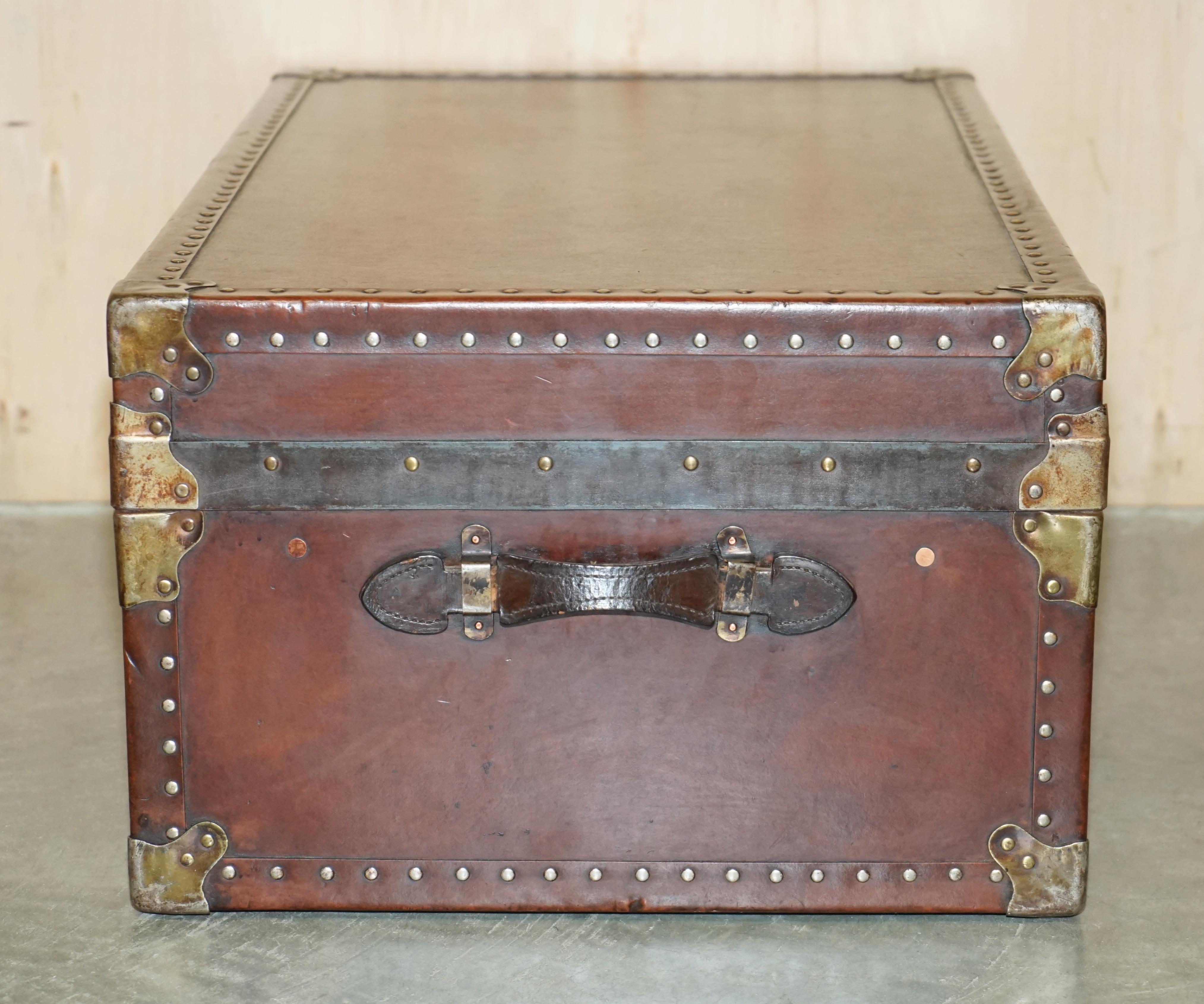 ANTIQUE BROWN LEATHER STEAMER TRUNK COFFEE TABLE WiTH REMOVABLE INTERNAL SHELF For Sale 5