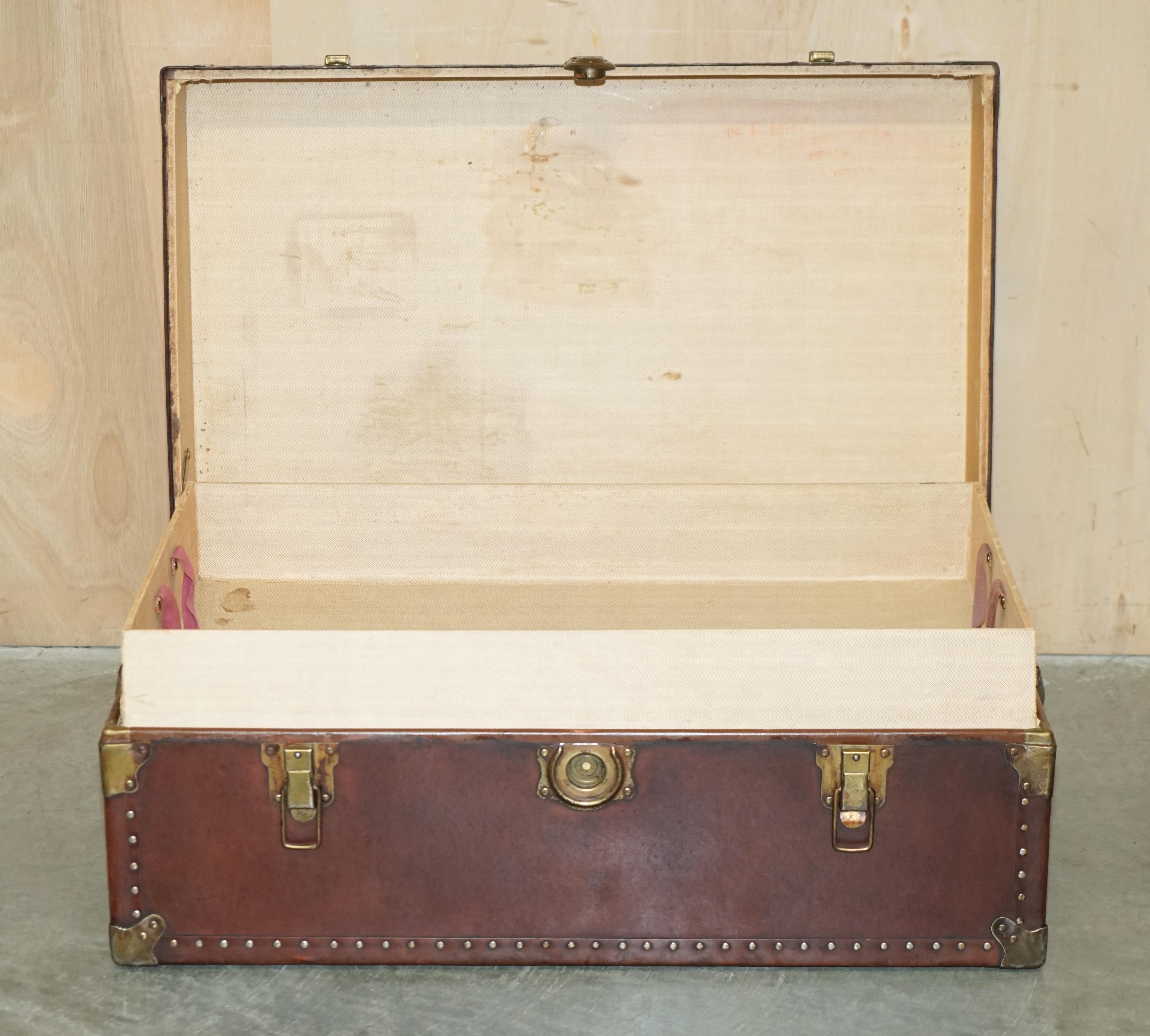 ANTIQUE BROWN LEATHER STEAMER TRUNK COFFEE TABLE WiTH REMOVABLE INTERNAL SHELF For Sale 7
