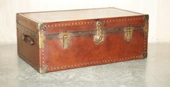 ANTIQUE BROWN LEATHER STEAMER TRUNK COFFEE TABLE WiTH REMOVABLE INTERNAL SHELF