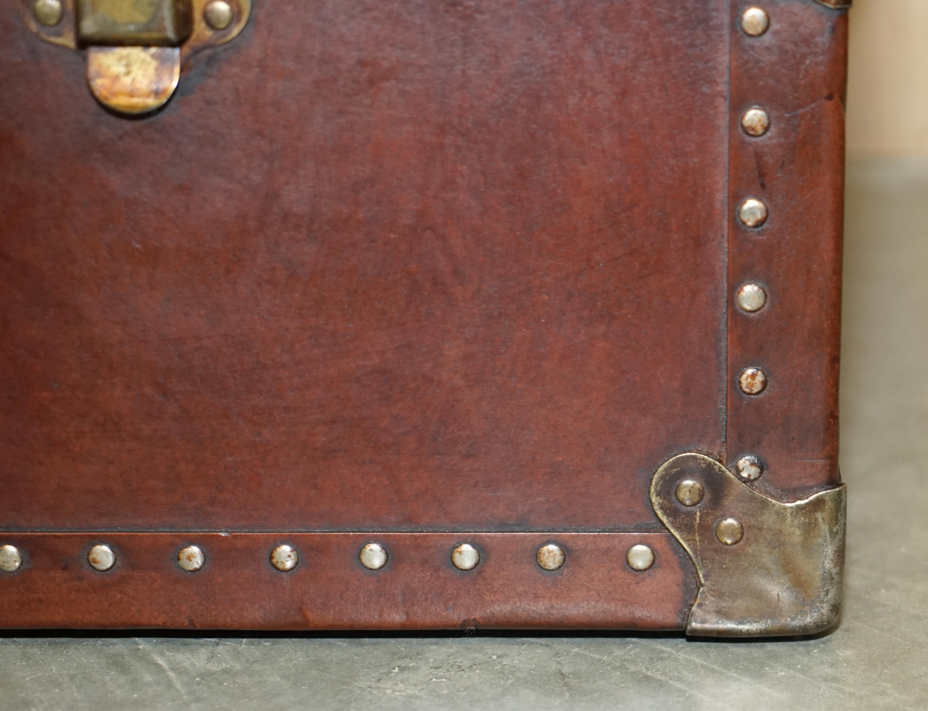 20th Century ANTIQUE BROWN LEATHER STEAMER TRUNK COFFEE TABLE WiTH REMOVABLE INTERNAL SHELF For Sale