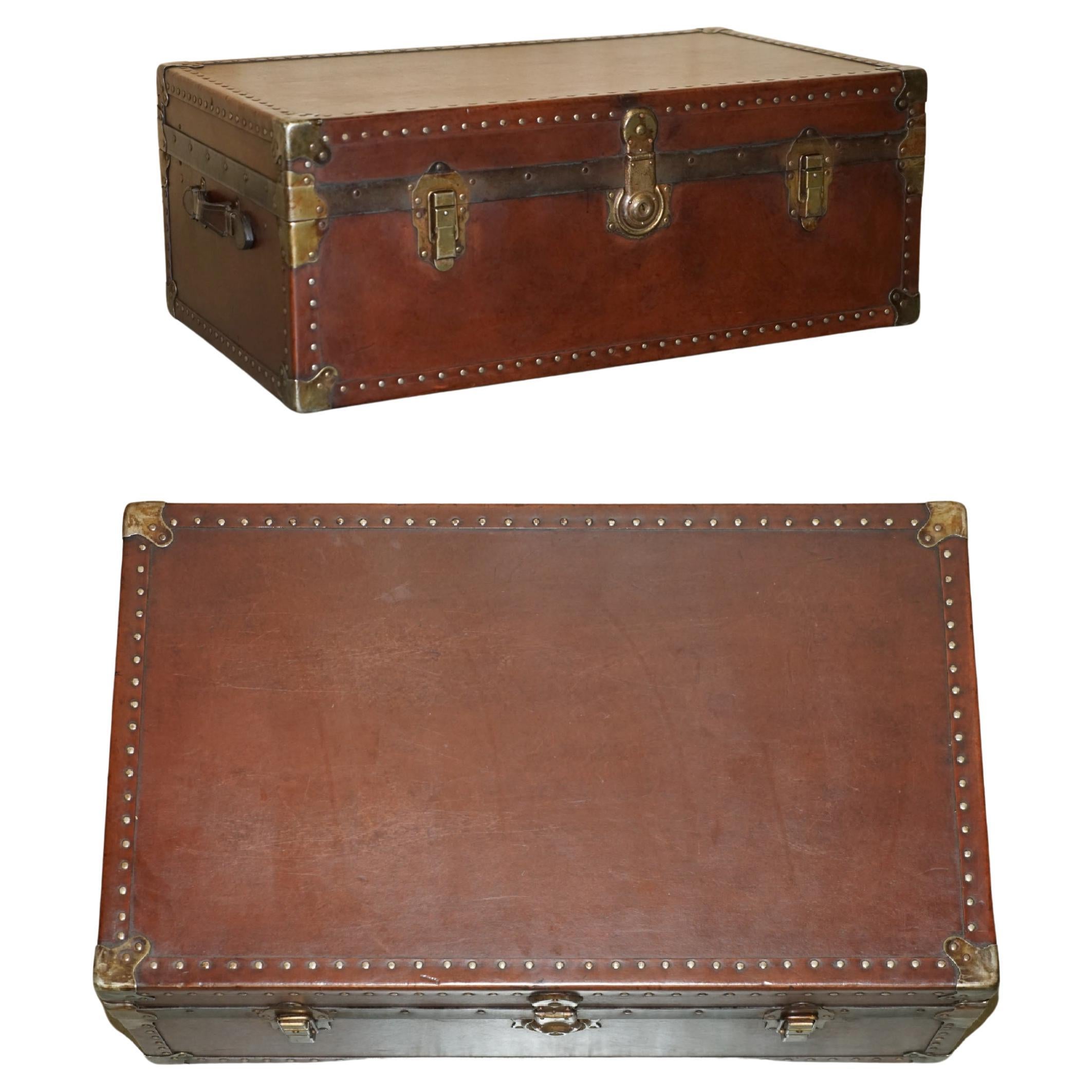 ANTIQUE BROWN LEATHER STEAMER TRUNK COFFEE TABLE WiTH REMOVABLE INTERNAL SHELF For Sale