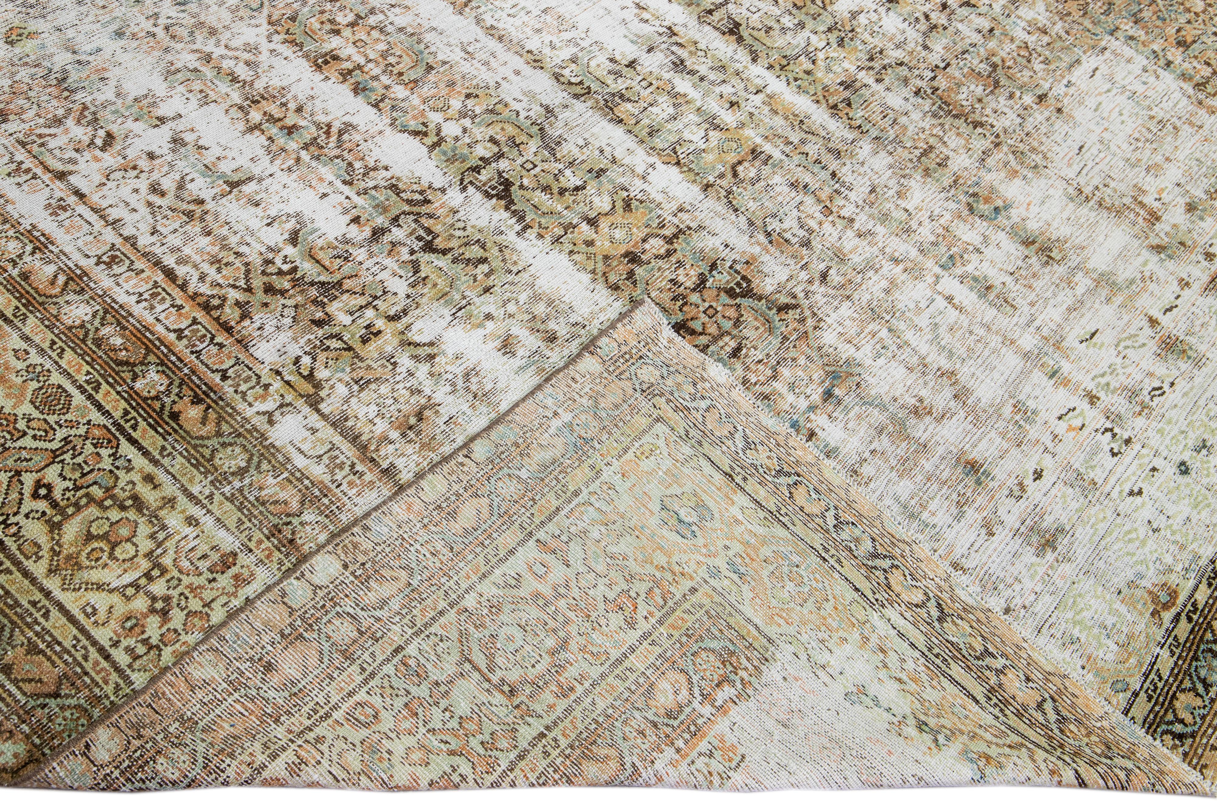 Magnifique tapis ancien Malayer en laine nouée à la main avec un champ brun. Cette pièce de Malayer a un accent multicolore dans un magnifique motif floral shabby chic.

Ce tapis mesure : 11'8