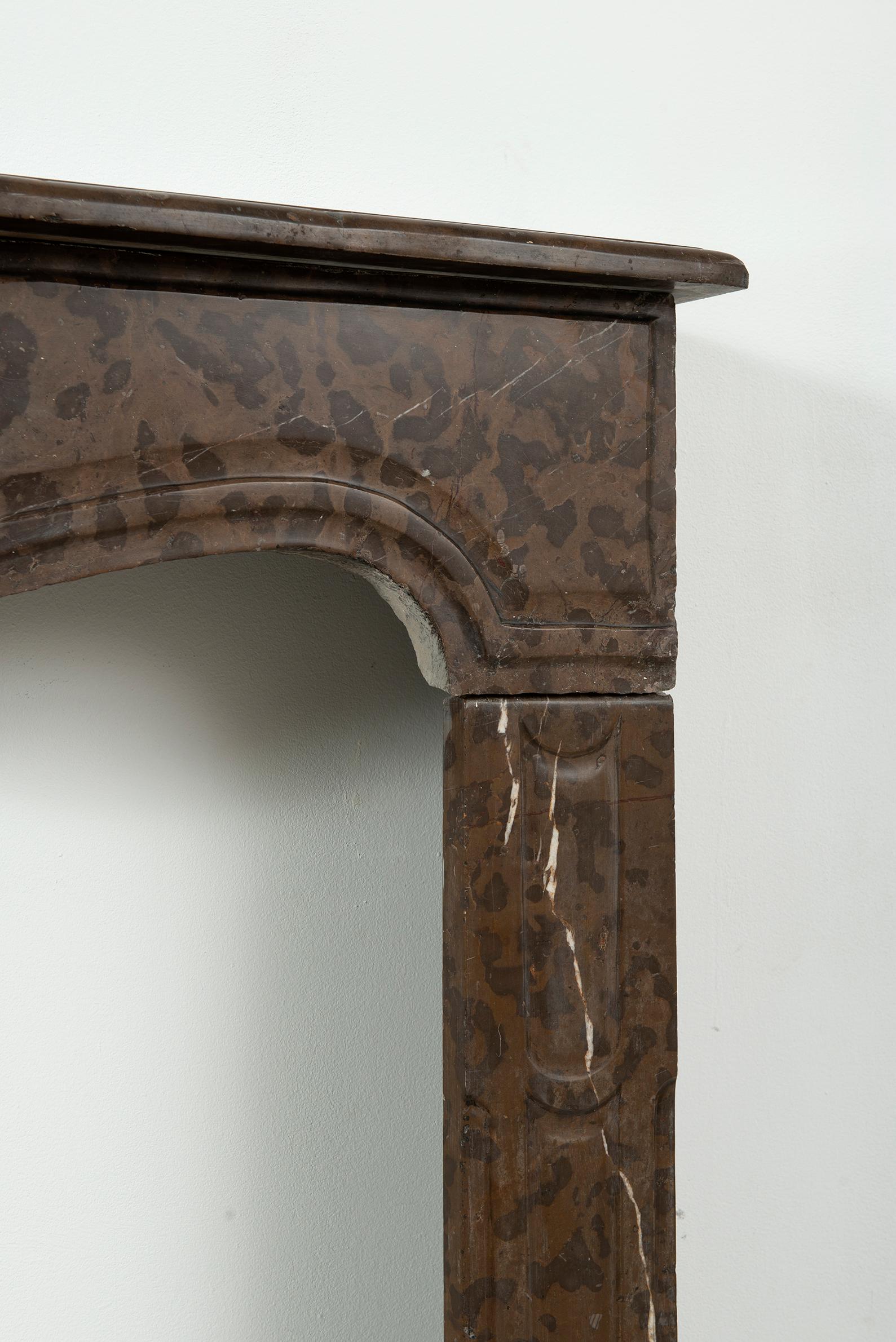 Cheminée en marbre Brown antique en vente 13
