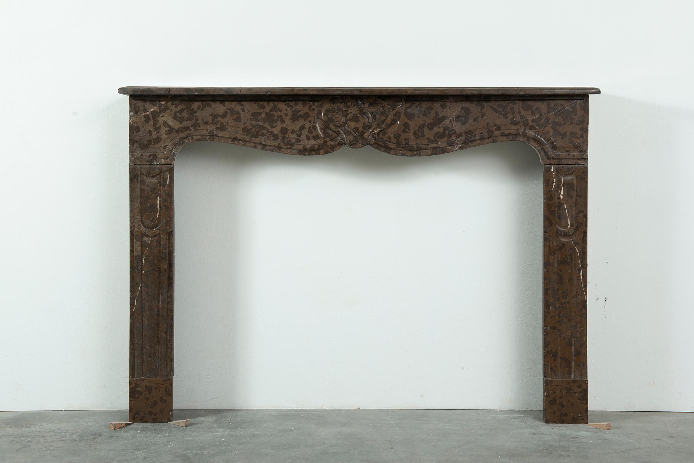 Une élégante cheminée ancienne Louis XV en marbre subtil et attrayant de couleur café tacheté.
Jolie pièce décorative.
Il a fait l'objet de réparations et de restaurations importantes.

.