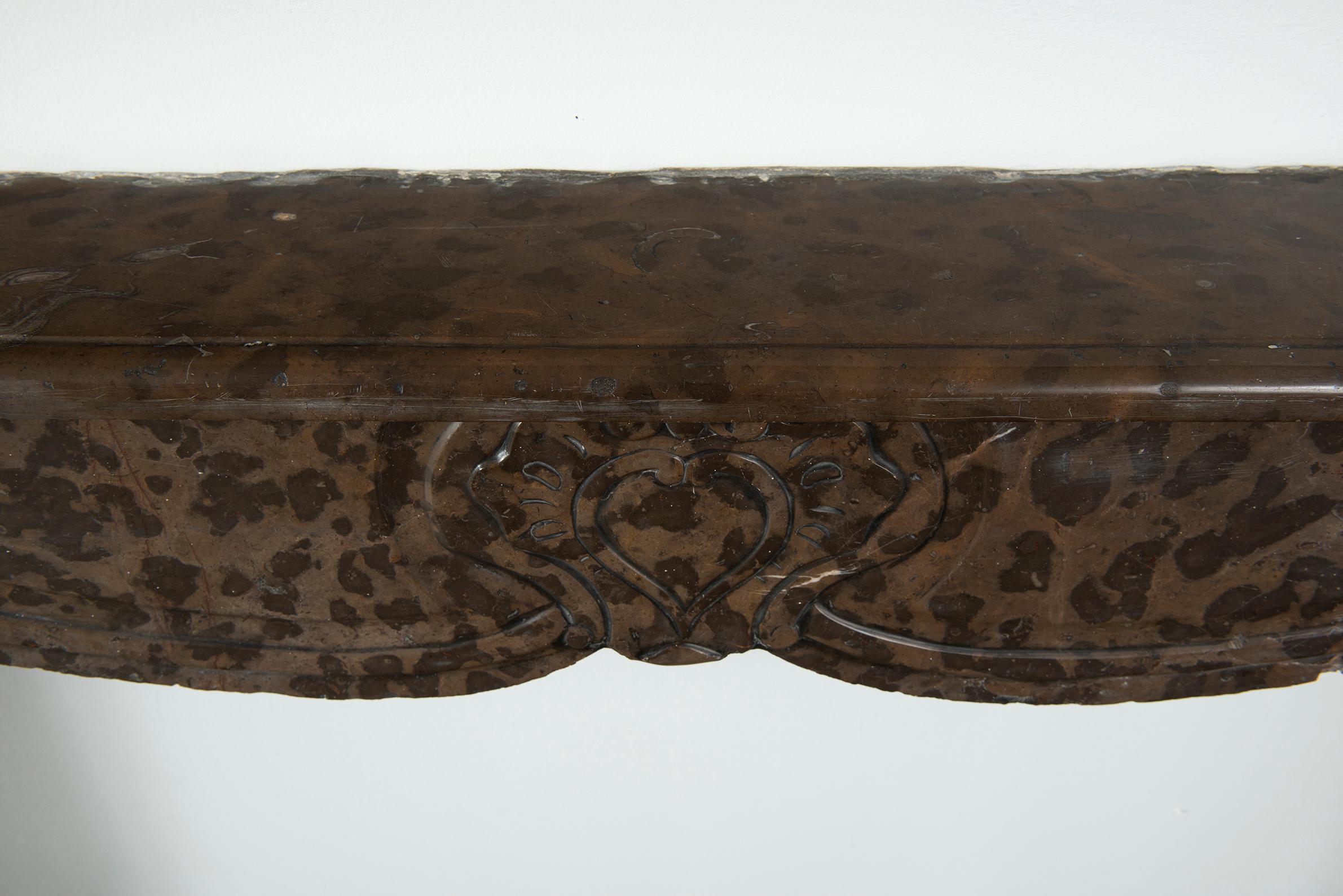Cheminée en marbre Brown antique en vente 3