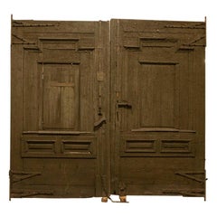 Puertas de Portón Antiguas Pintadas de Marrón, Gran Escala