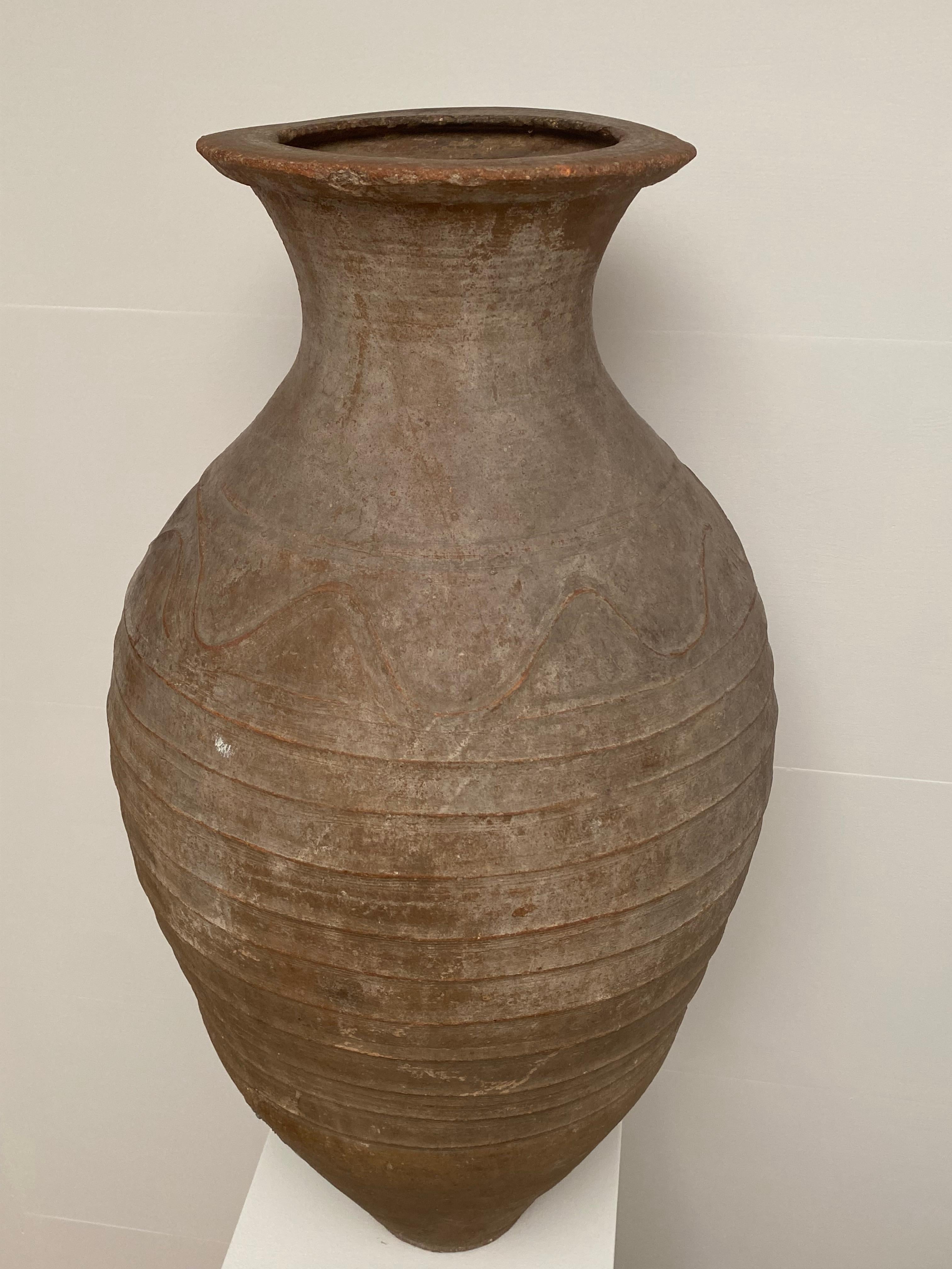 Patiné Vase ancien en terre cuite teintée marron, Iran en vente