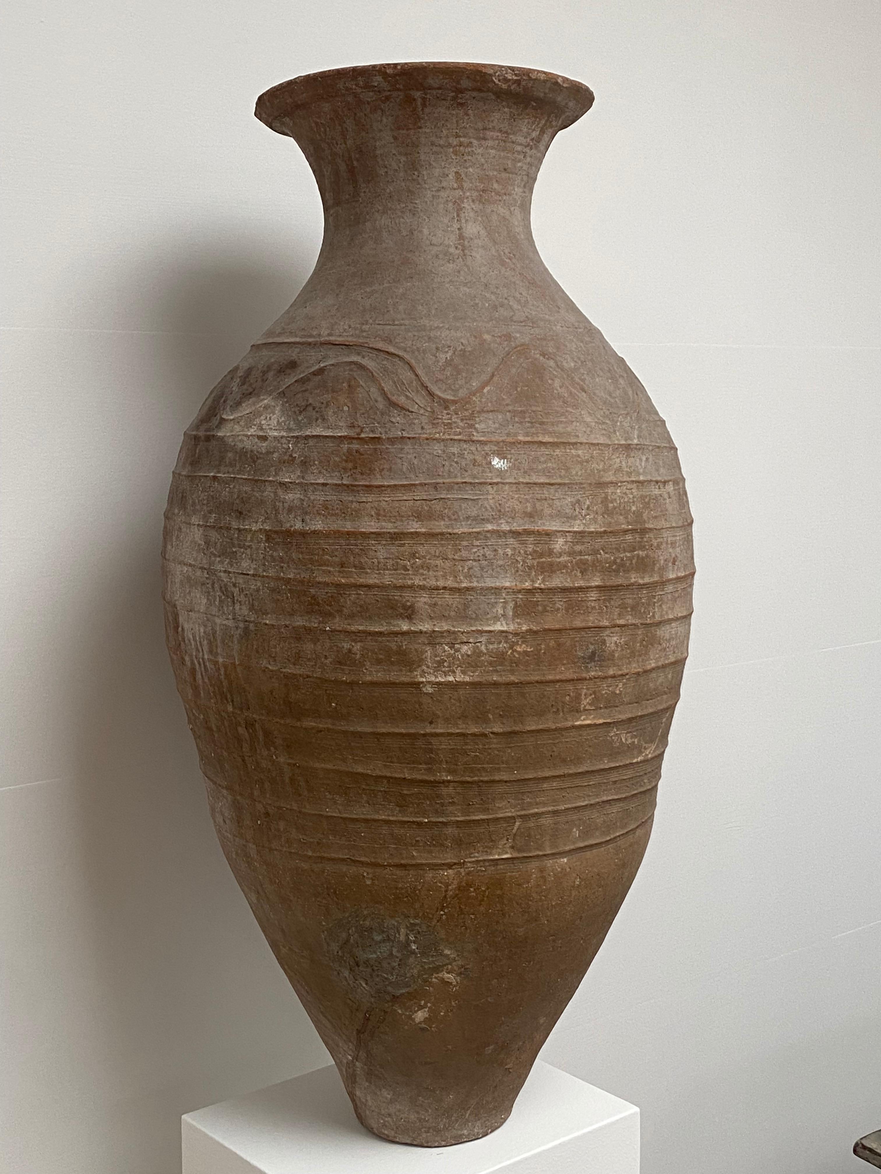 Antike braun getönte Terrakotta-Vase, Iran im Angebot 1