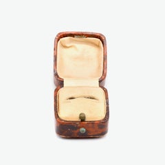 Caja cuadrada antigua para anillos con efecto carey marrón y interior color crema