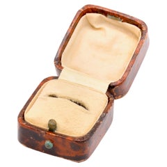 Caja cuadrada antigua para anillos con efecto carey marrón y interior color crema