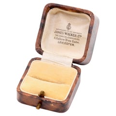Caja cuadrada antigua para anillos con efecto carey marrón, con interior en color marfil y crema