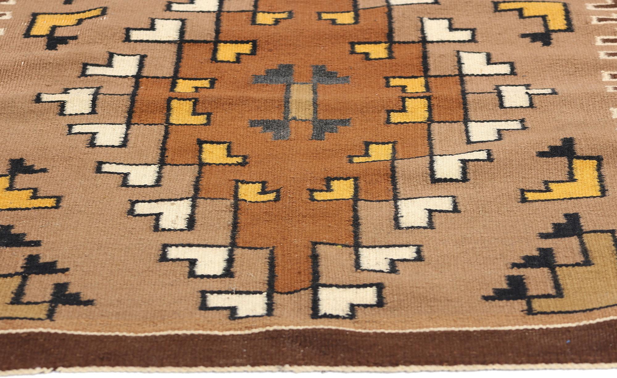 Alfombra antigua marrón Two Grey Hills de estilo navajo, textil nativo americano Estadounidense en venta