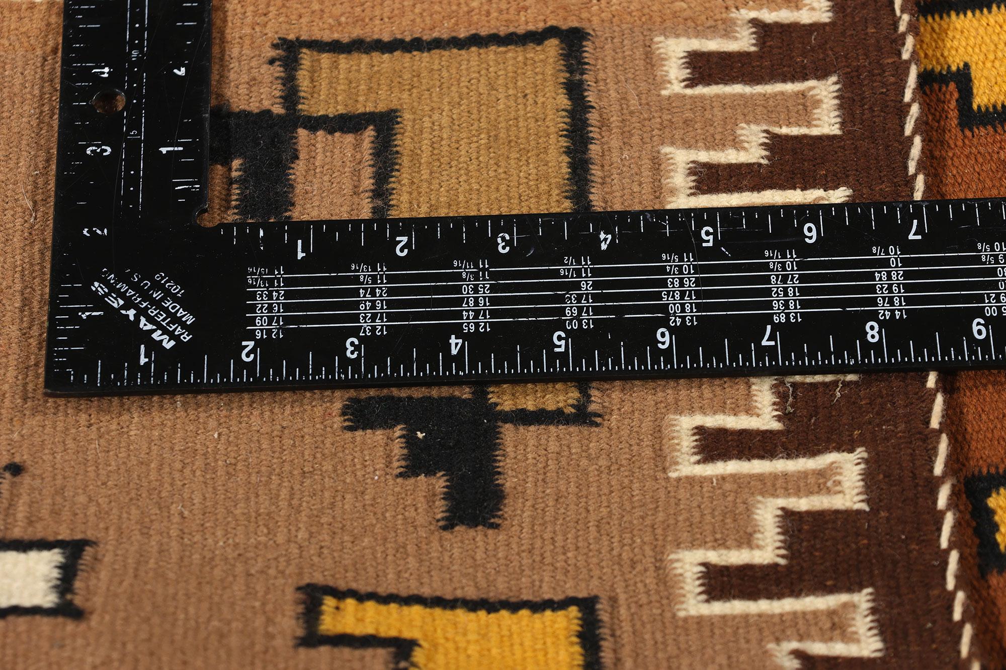Antike Brown Two Grey Hills Navajo Teppich Teppich, Native American Textil (20. Jahrhundert) im Angebot