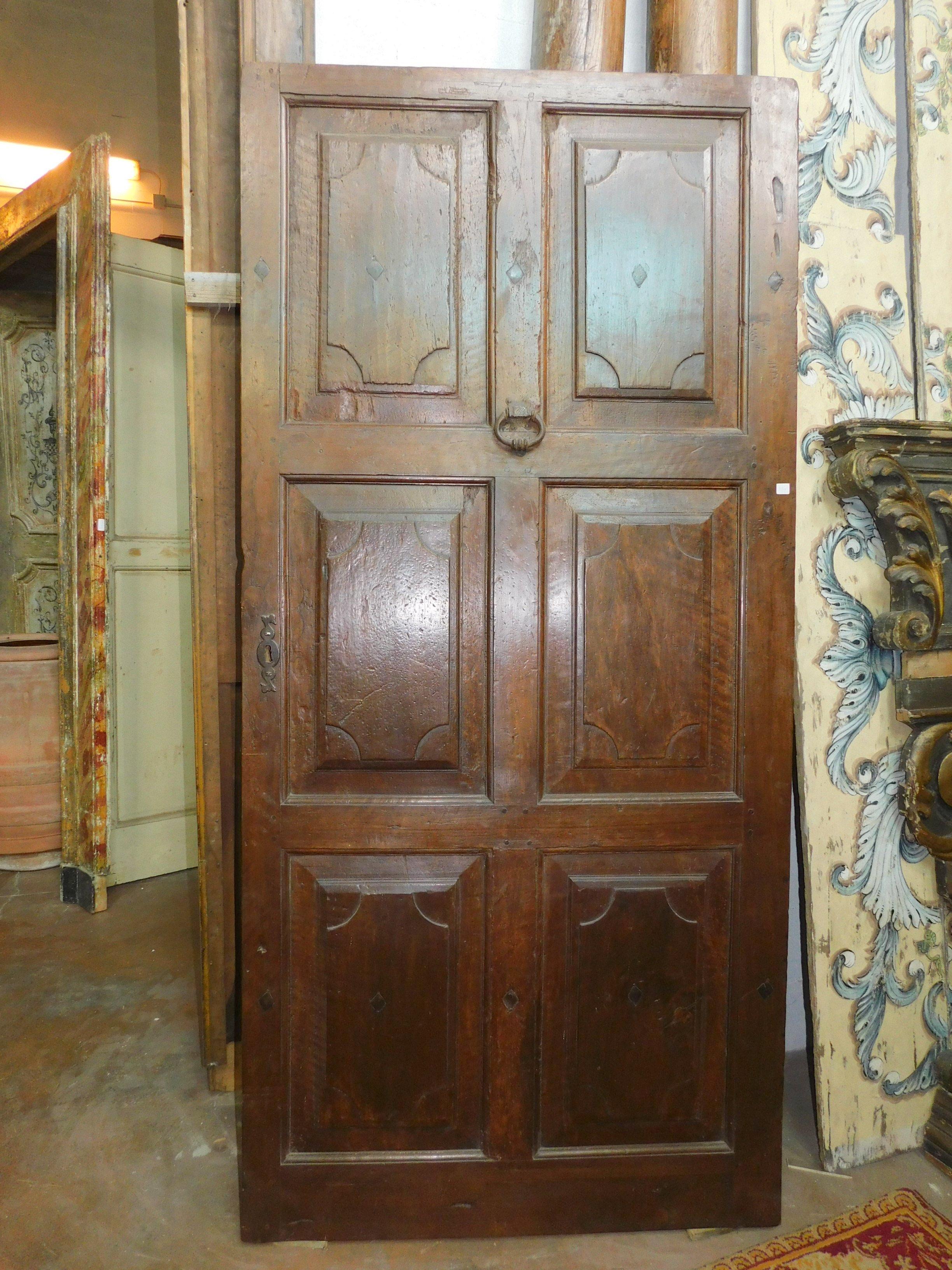 Antique entrance door in fine Italian dark walnut, hand carved with 6 tiles and typical design of the time, handcrafted in the 18th century, for entry into a building in the Italian historic center.
Precisely built in Piedmont, it has a smooth back